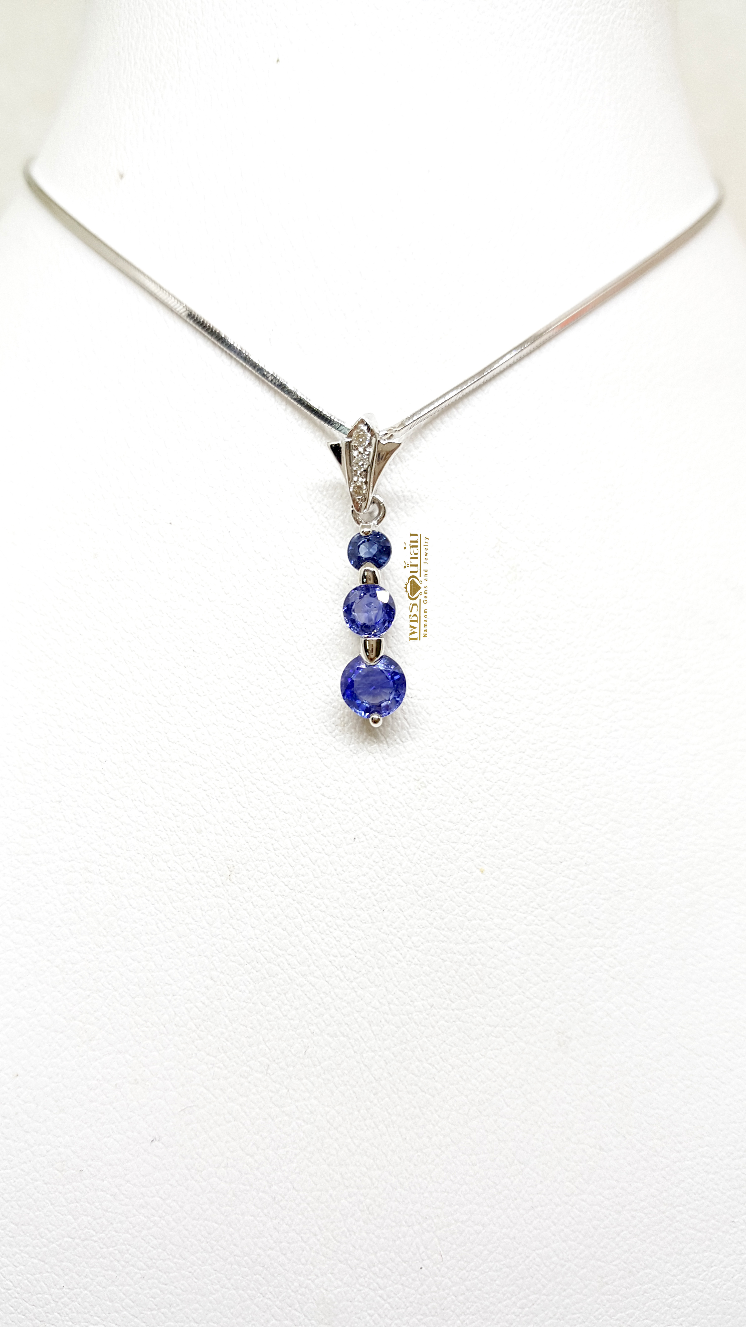 จี้พลอยไพลิน Blue Sapphire ประดับขั้นด้วยเพชรแท้ เรียงร้อยสลับเป็นแถว ดีไซน์ Minimal ดูเรียบง่าย ผลงานร่วมสมัยเหนือกาลเวลา