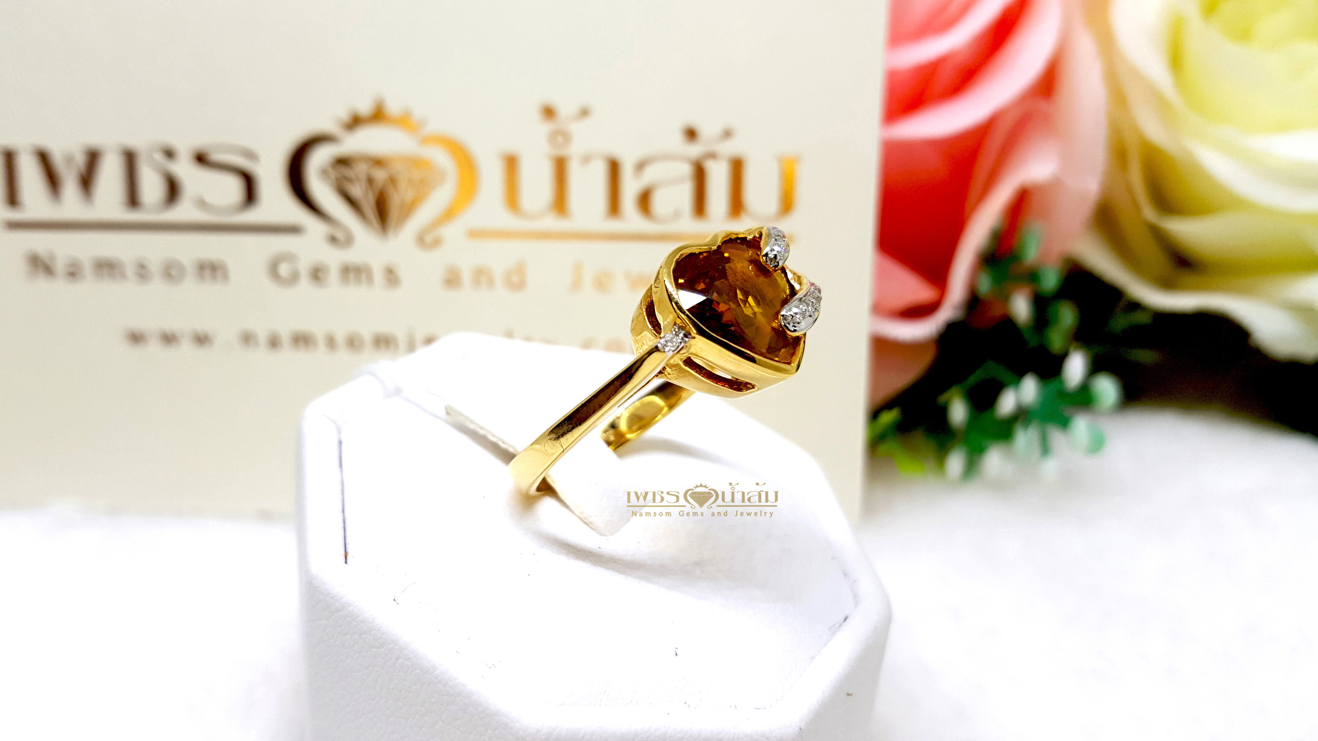 แหวนบุษราคัม Yellow Sapphire เจียรเหลี่ยมหัวใจ เล่นลูกเล่นไขว้ด้วยเพชรแท้เกี่ยวคาด น้ำงาม บนตัวเรือนทองแท้ทั้งตัวเรือน