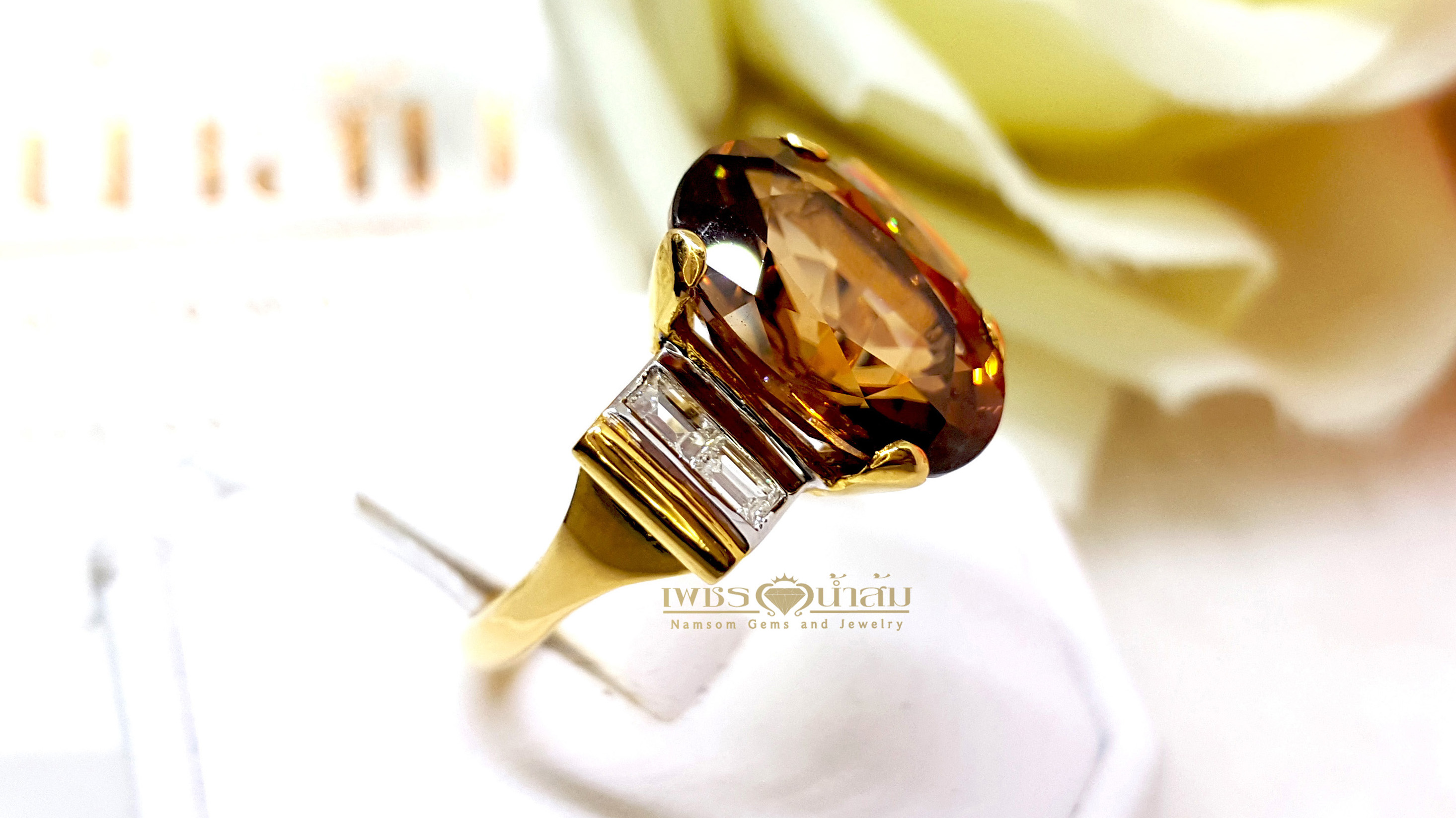 แหวนเพทายดิบสีแชมเปญ Champagne Zircon ประดับตกแต่งด้วยเพชรแท้บ่าข้าง บนตัวเรือนทองแท้ทั้งตัวเรือน