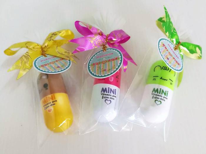 ปากกาแคปซูล แพ็คถุงแก้วใส ผูกโบว์พร้อมป้ายชื่อ