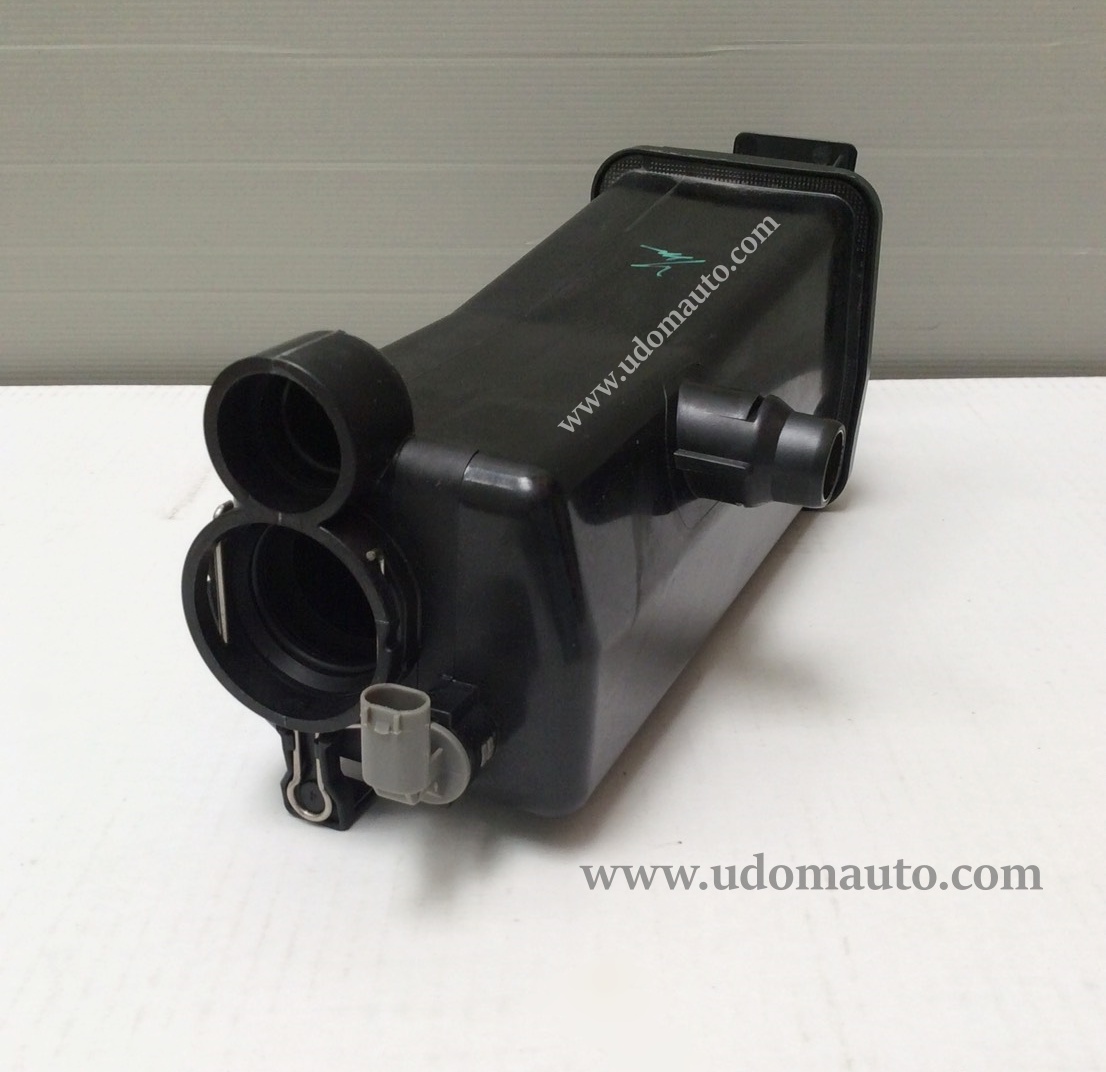 กระป๋องพักน้ำหม้อน้ำ BMW E46 รุ่นมีท่อ / 7787039