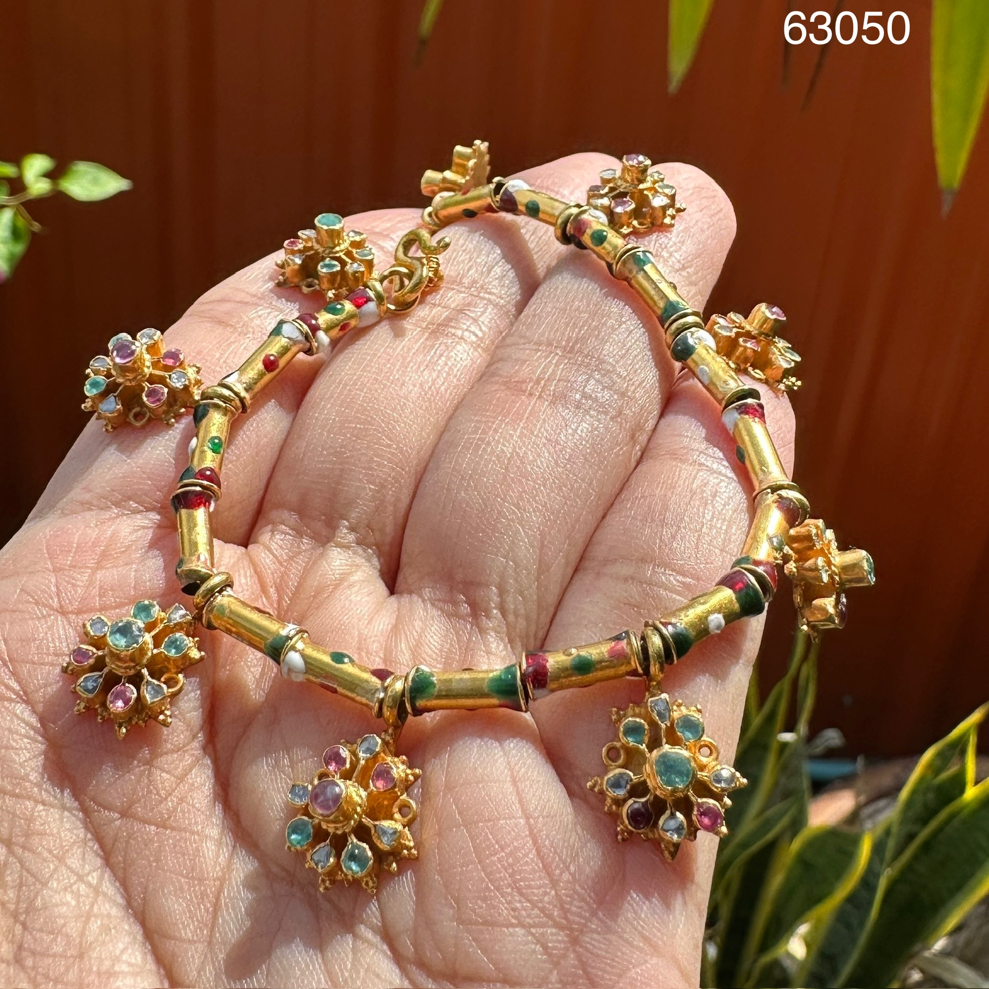 รหัส 63050 สร้อยข้อมือ 3 สี ทับทิม มรกต เพชรซีก ลูกไม้ปลายมือ ทอง90 ความยาว 17.00 ซม. นน. 18.28 g