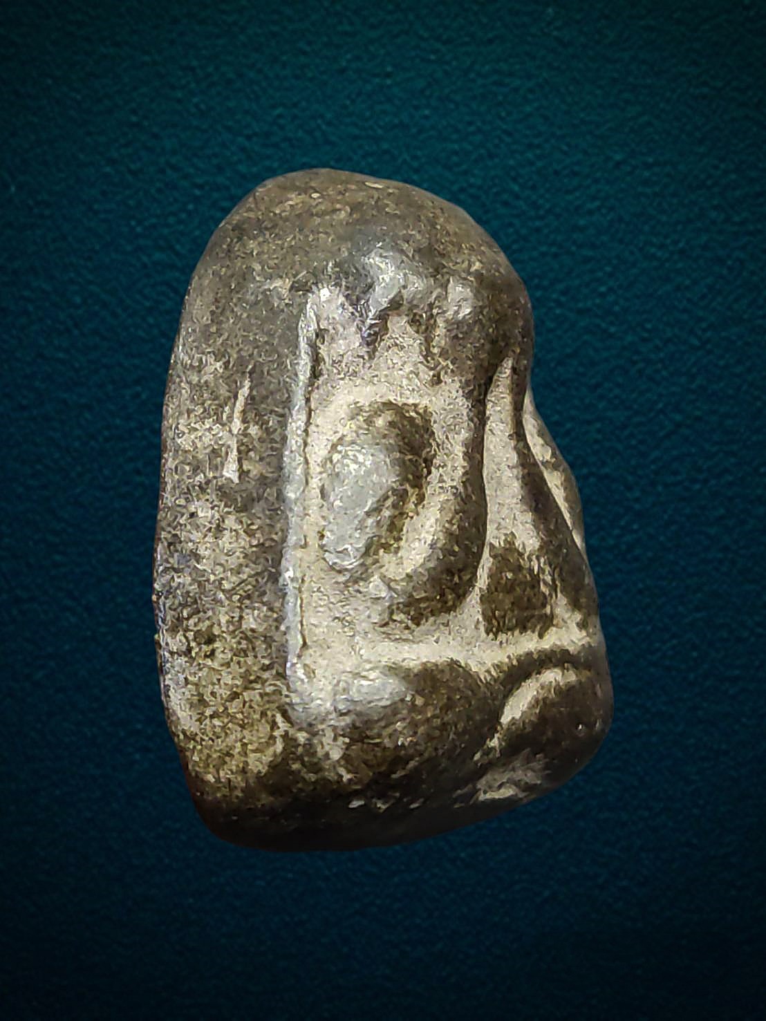 พระปิดตาหลังแบบ หลวงพ่อปาน วัดเครือวัลย์ จ.ชลบุรี