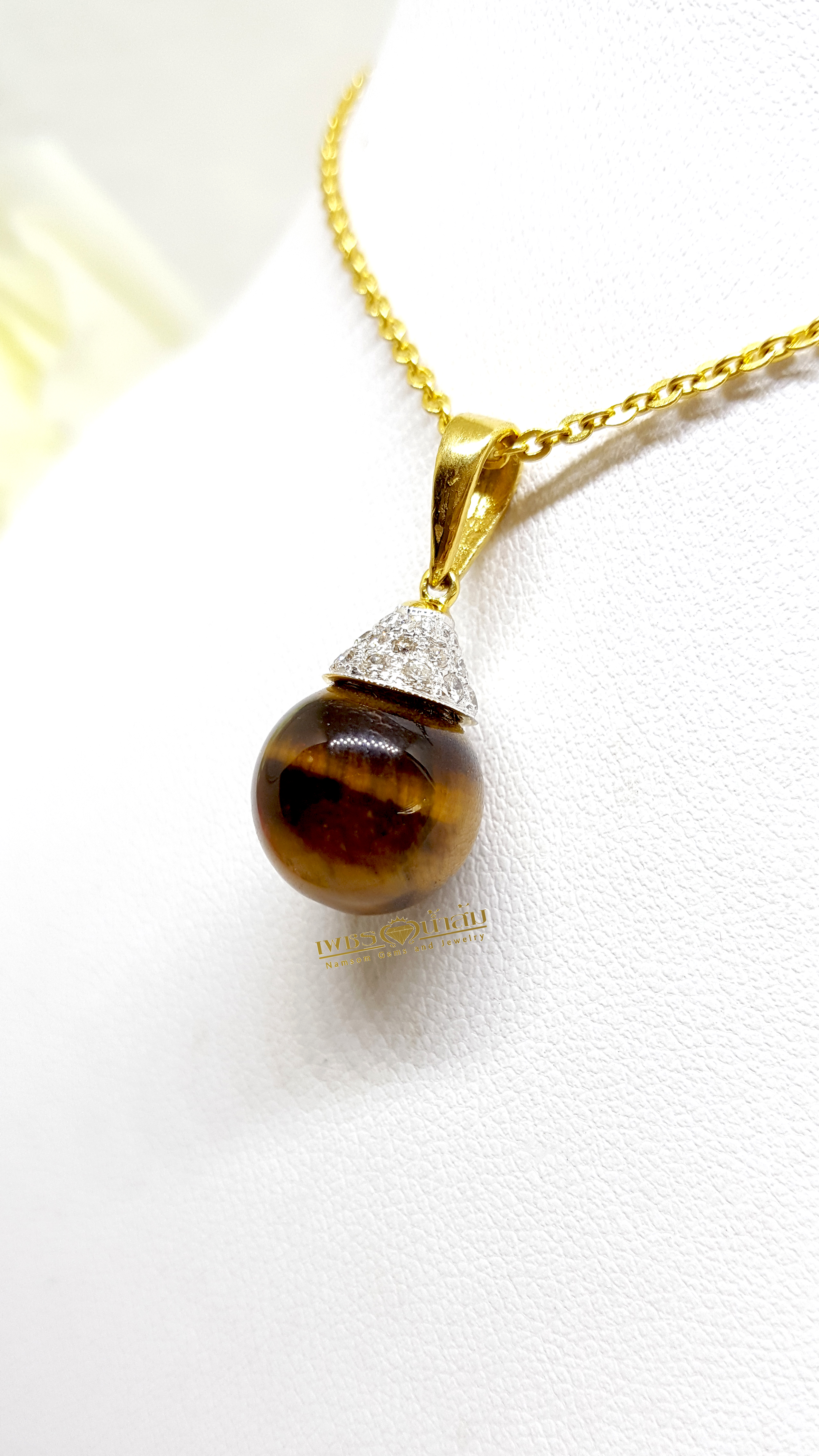 จี้ไทเกอร์อาย Tiger’s Eye ทรงกลม เรียงร้อยประดับตกแต่งด้วยเพชรแท้รอบตัว กลิ้งไปตามการขยับของผู้สวมใส่