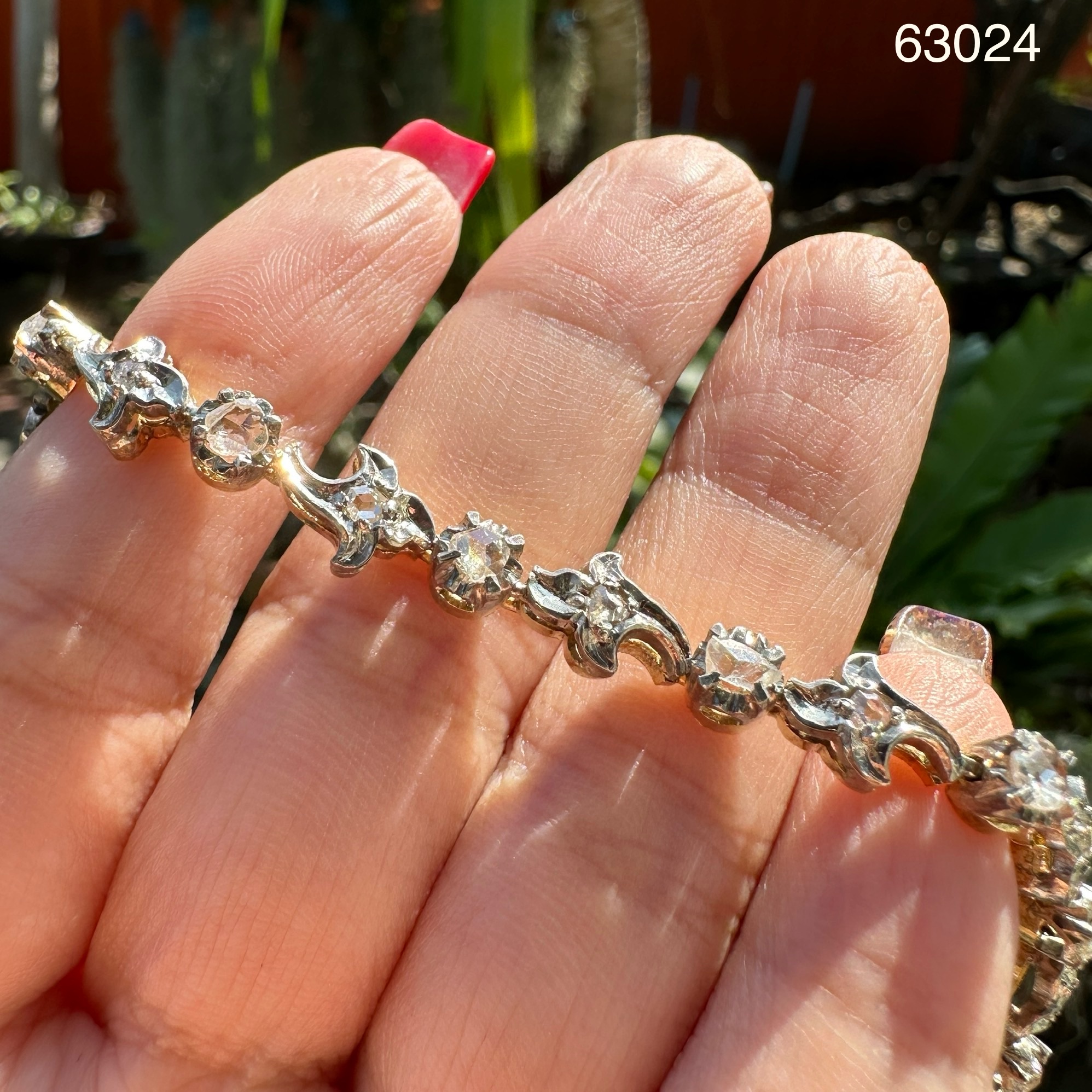 รหัส 63024 สร้อยข้อมือ เพชรซีกลูกโลก 20 เม็ด 1.30 กะรัต ทองK 2 สี ความยาว 16 ซม. นน. 13.93 g