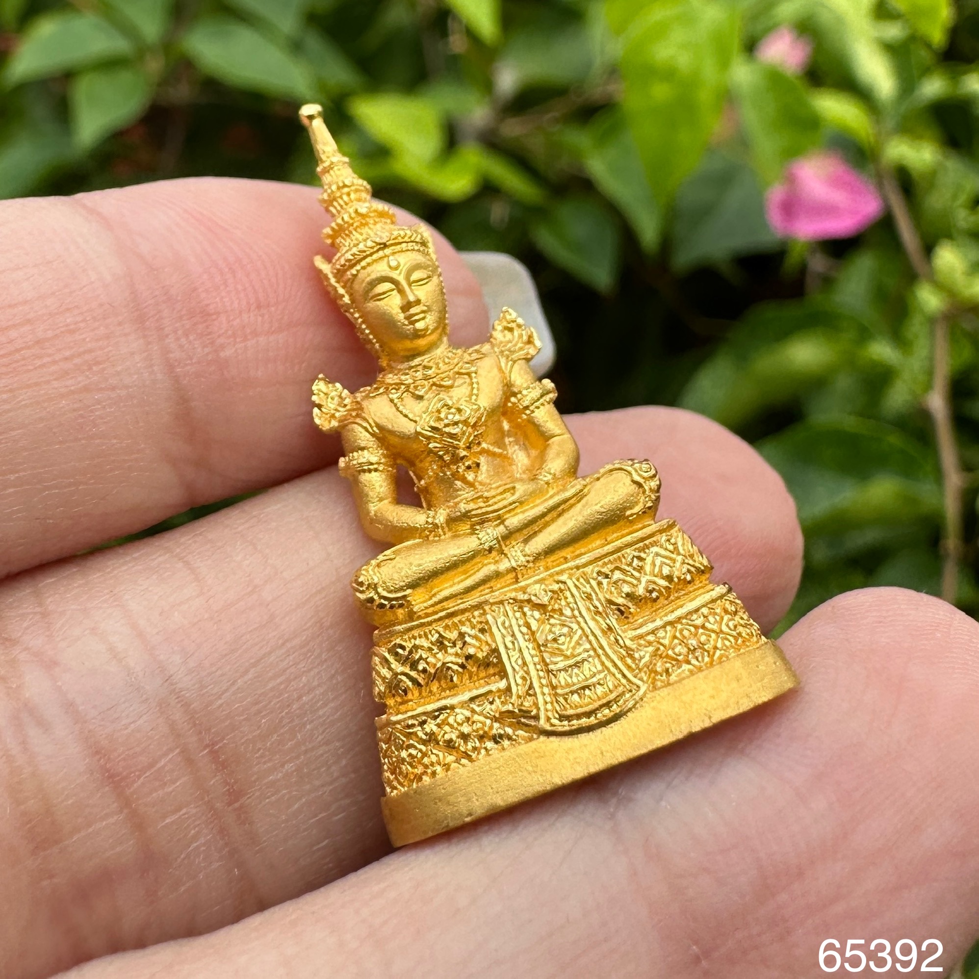 รหัส 65392 พระแก้วมรกต เนื้อทองคำ ขัดเงา ลอยองค์ ครบ 64 ปี กรมสรรพสามิต ปี 2539 ตอกโค้ด ๒๒๑๔ นน. 18.00 g