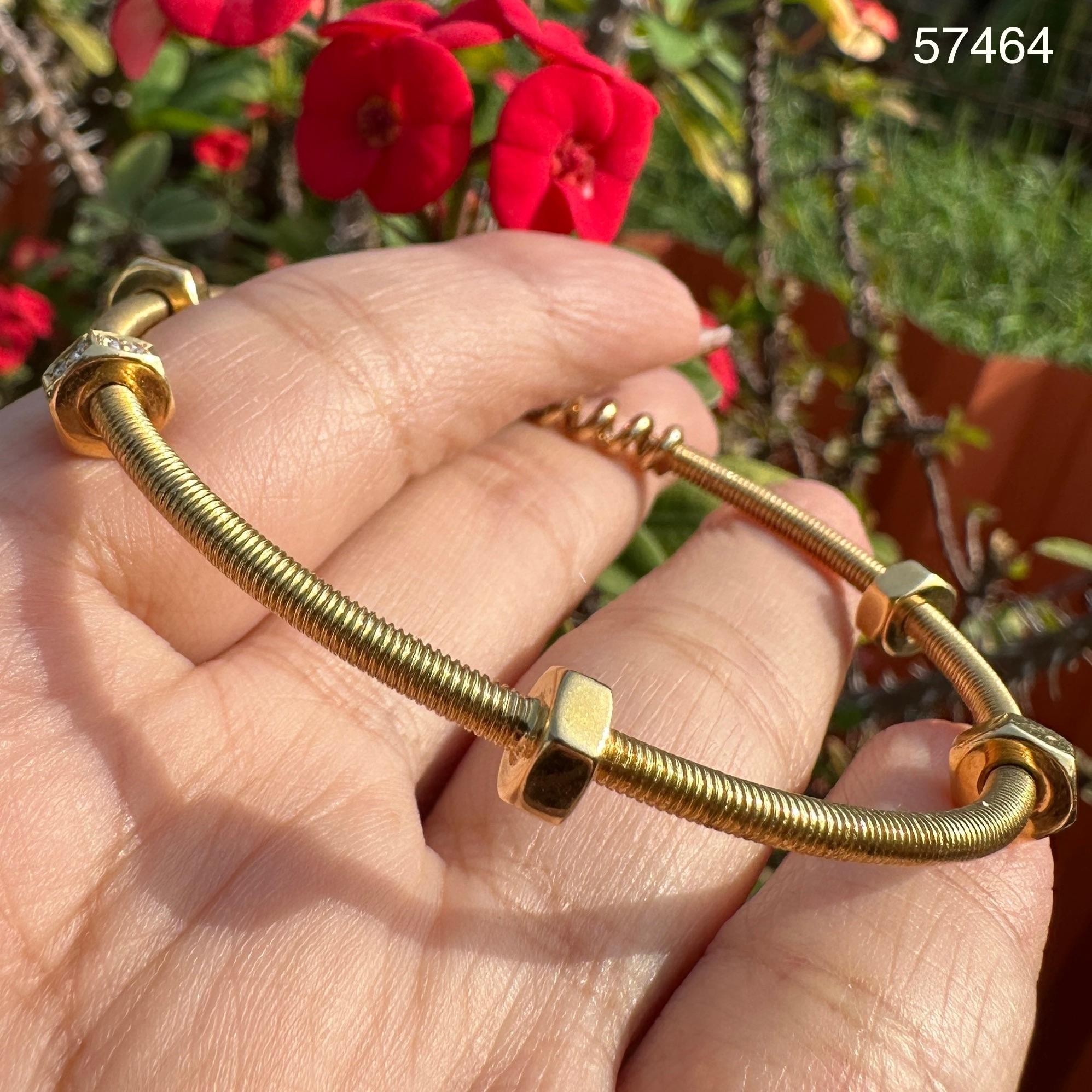 รหัส 57464 กำไล สปริงเกลียว หัวน็อต ฝังเพชร 12 เม็ด 0.12 กะรัต ทอง18K งานสวยมาก นน. 21.85 g