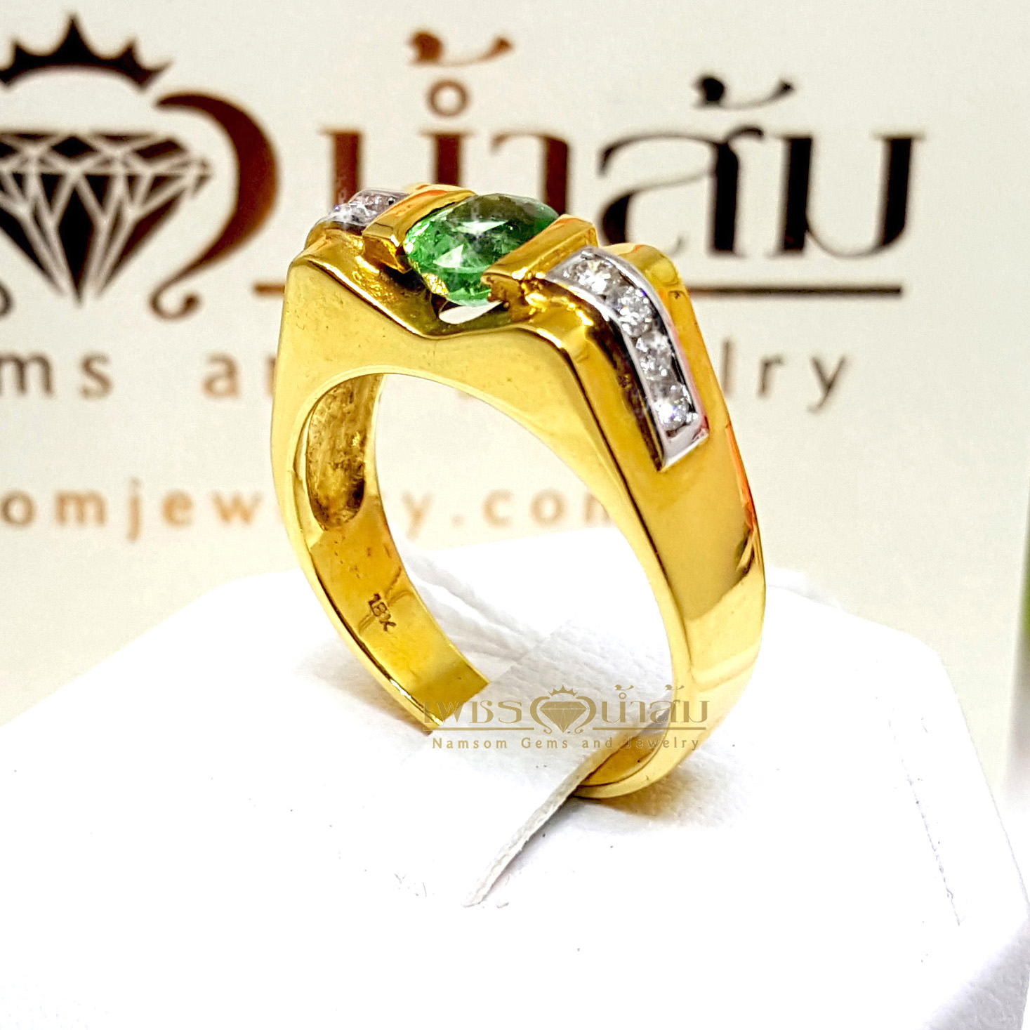 แหวนซาวาไรท์ Tsavorite สีสดประดับเพชรแท้ขอบข้างเรียงแถว ใส่ได้ทั้งคุณผู้ชายและคุณผู้หญิง บนตัวเรือนทองแท้ทั้งตัวเรือน