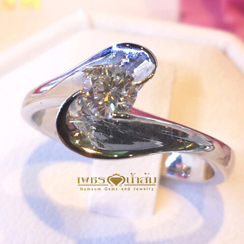 แหวนเพชรแท้ชูหมุนรอบเพิ่มลูกเล่นให้เพชรเด่นเป็นพิเศษ เพชรแท้ 1-0.31ct