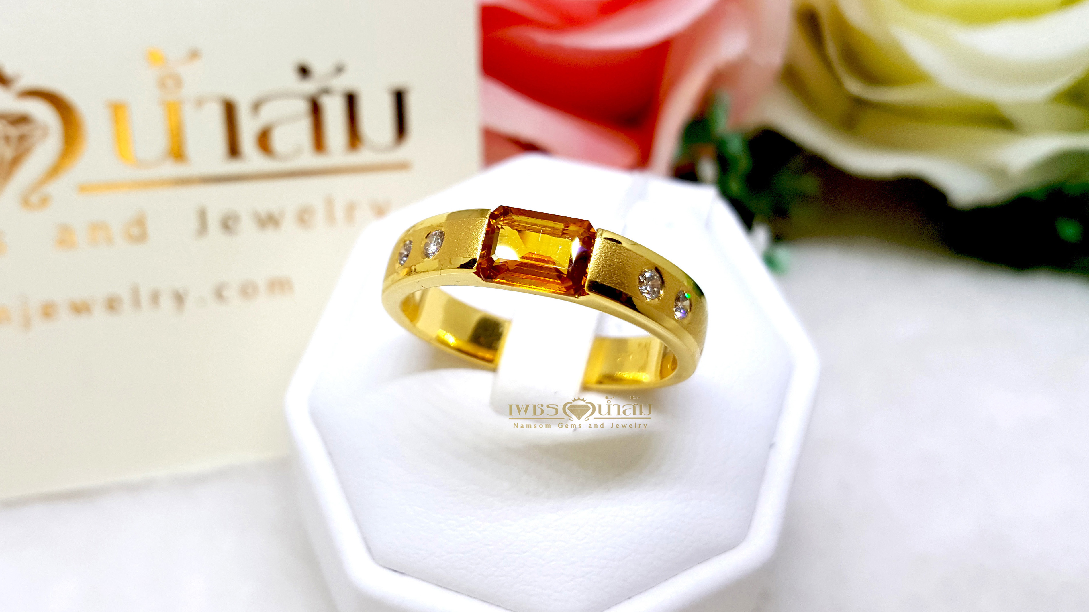 แหวนบุษราคัม Yellow Sapphire เจียรเหลี่ยม Baguette ประดับฝังเล่นลูกเล่นด้วยเพชรแท้น้ำงาม ฝังเรียบไร้หนาม