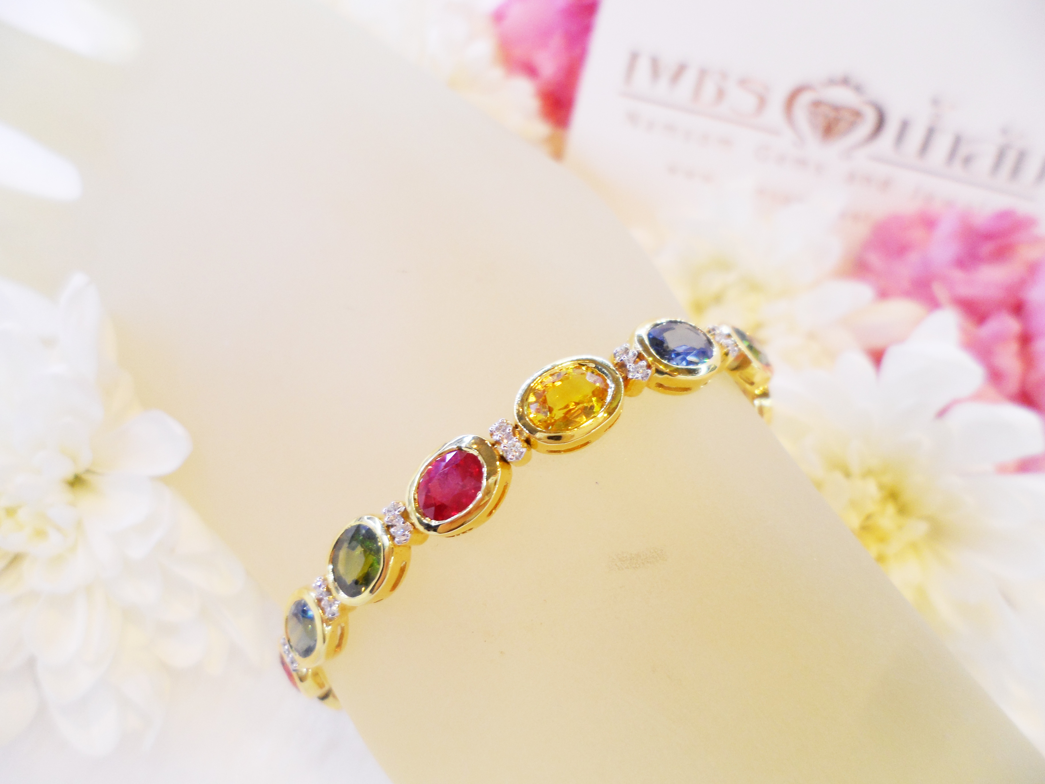 สร้อยข้อมือพลอยแฟนซีสีสวย น้ำงาม ประดับด้วยเพชรแท้สลับ แบบสวยเก๋ล้ำสมัย
