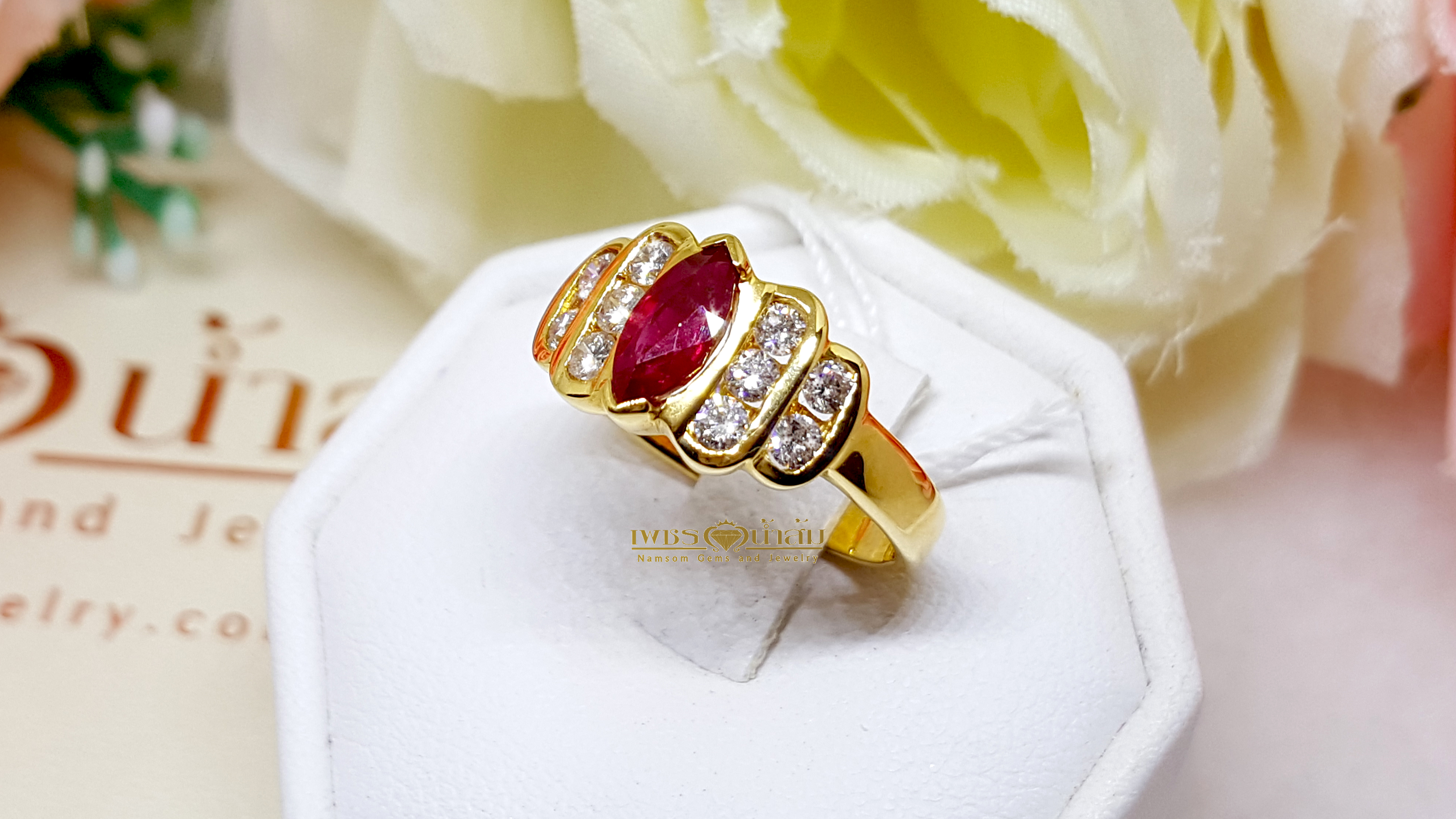 แหวนพลอยทับทิม Ruby สีแดงสดเจียรเหลี่ยม Marquise ประดับตกแต่งฝังด้วยเพชรแท้ เป็นขั้นบรรไดเพิ่มความโดดเด่นให้ตัวพลอย บนตัวเรือนทองแท้ทั้งตัวเรือน