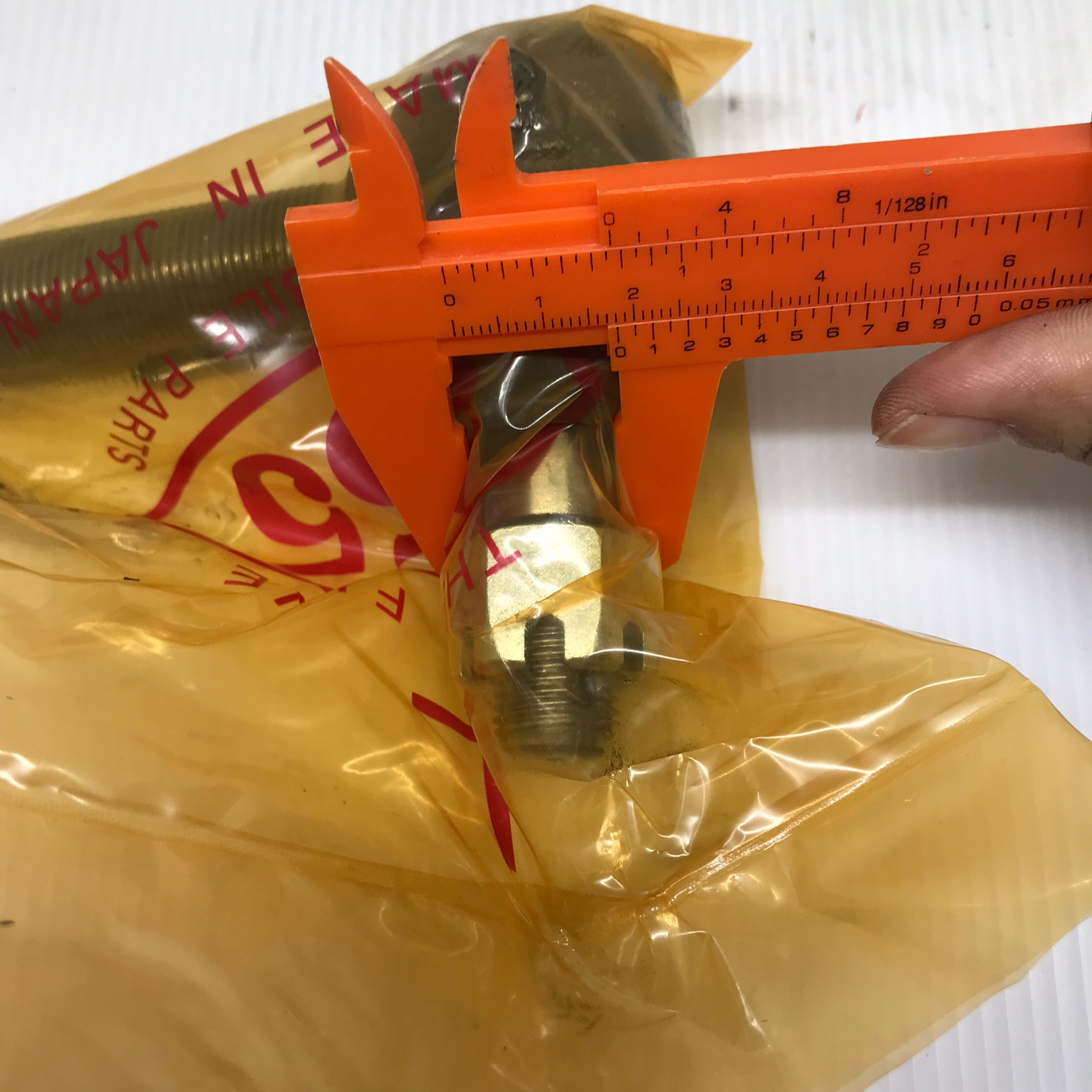 ลูกหมากคันชักสั้น ISUZU NPR115 / NKR 84 / NKR 110 อีซูซุ เอ็นพีอาร์ เอ็นเคอาร์ 6 ล้อ / เบอร์ SE-5171NR / SE-5171NL / ยี่ห้อ 555 / Three Five (TIE ROD END) 1 คู่ (JAPAN)