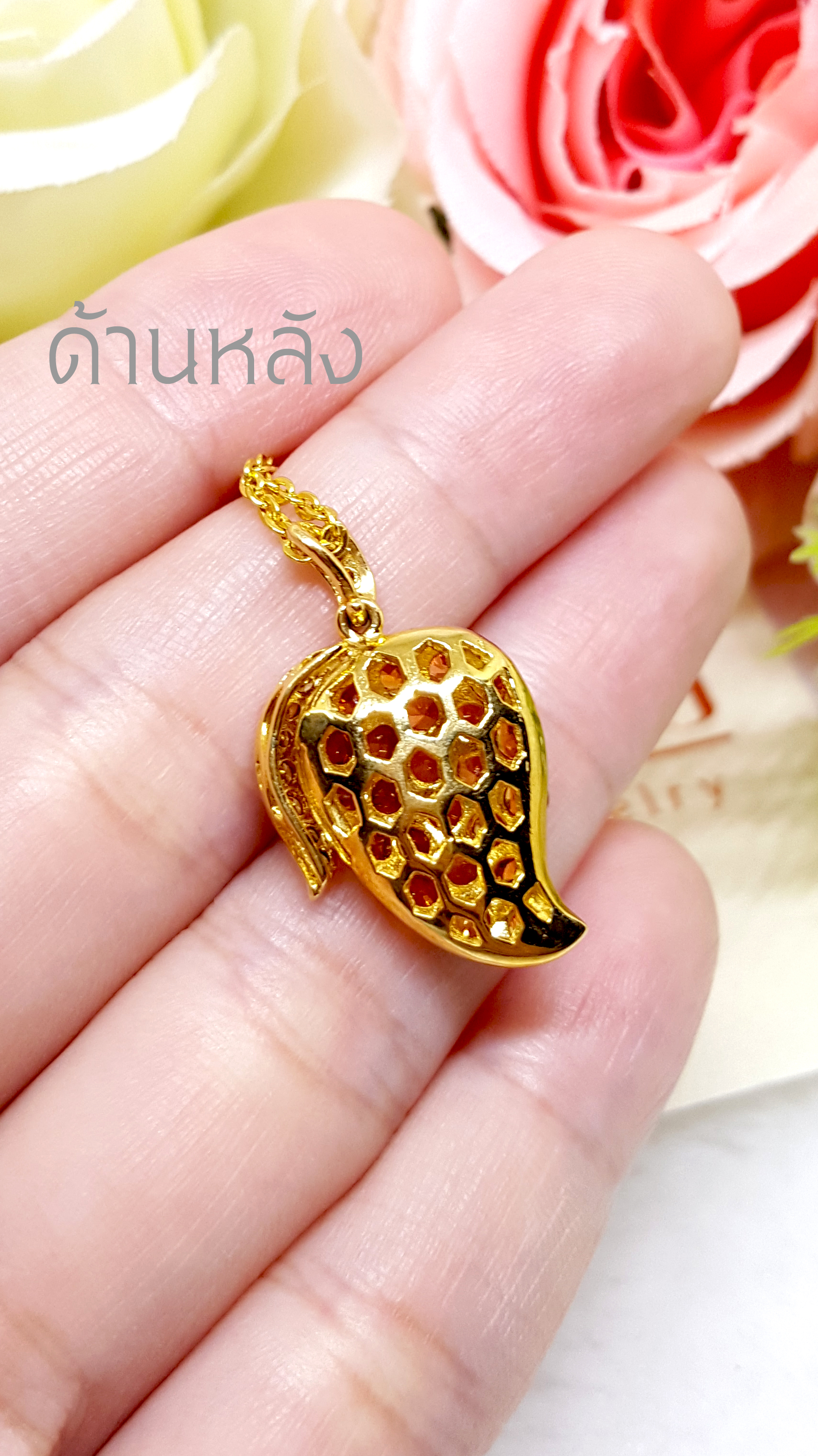 จี้พลอยแท้บุษราคัมจันทบุรี ออกแบบเป็นทรงมะม่วง ดีไซน์ดูทันสมัยน่ารัก เหมาะสำหรับเป็นของขวัลสำหรับวัยรุ่นที่สุดคะ