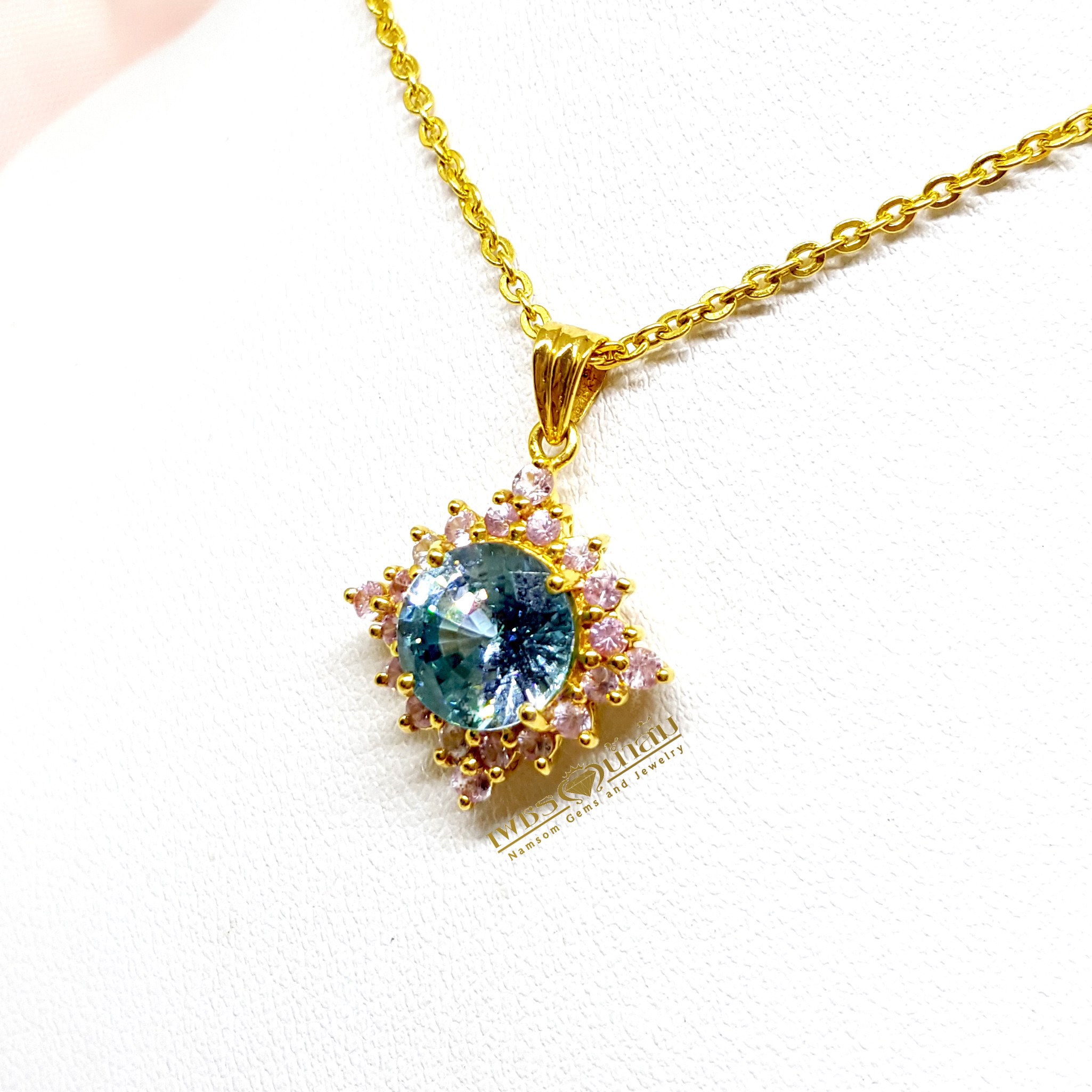จี้พลอยเพทาย Blue Zircon สีสวยน้ำงาม ล้อมด้วย Pink Sapphire ดูหวานน่ารัก