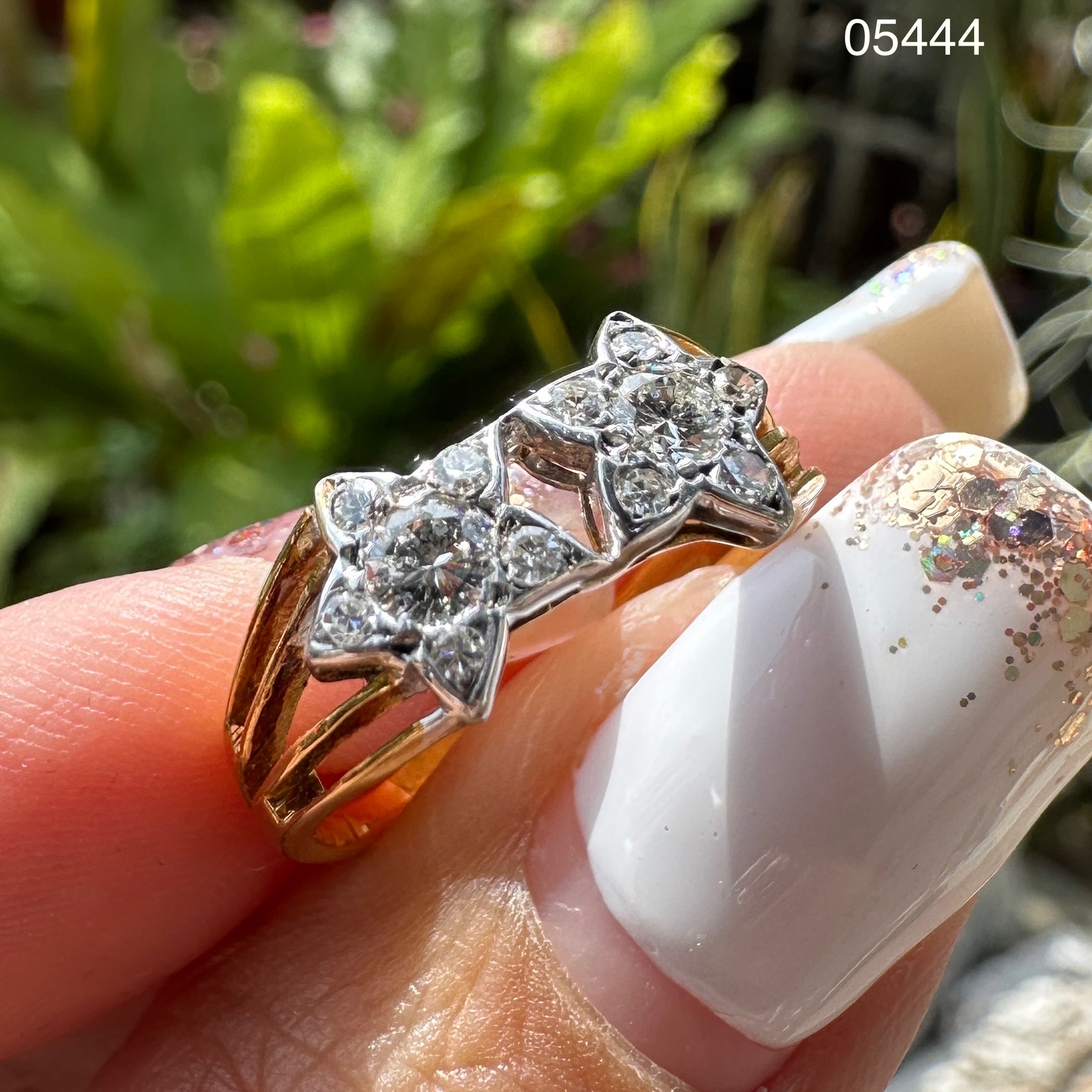 รหัส 05444 แหวน เพชร ลายดาว 2 เม็ด 0.26 กะรัต ฝังเพชรกุหลาบ 10 เม็ด 0.15 กะรัต งานทอง90 หลุดจำนำ นน. 3.14 g