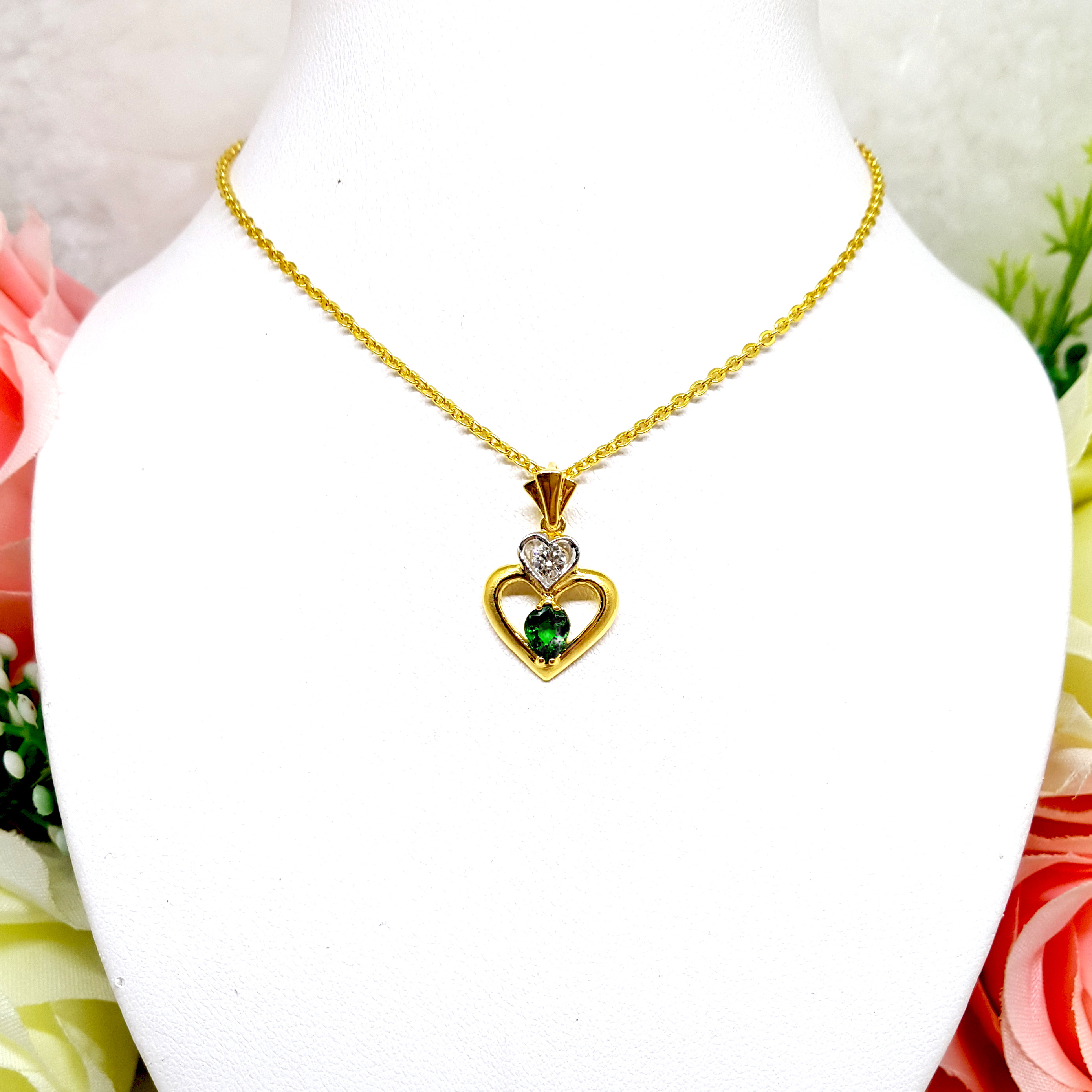 จี้ทรงหัวใจ ออกแบบให้มีพลอยซาร์โวไรท์ Tsavorite สีสวยสดอยู่ภายใน