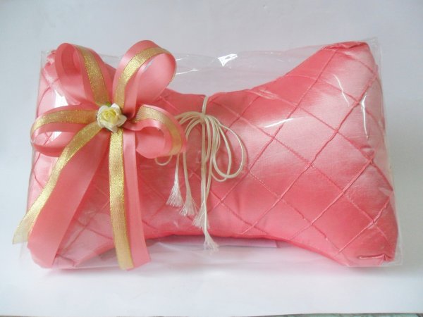 หมอนสามเหลี่ยมใบชา ผสมโพรีเอสเตอร์ เลือกสีได้ ผูกโบว์ ฟรีป้ายชื่อ