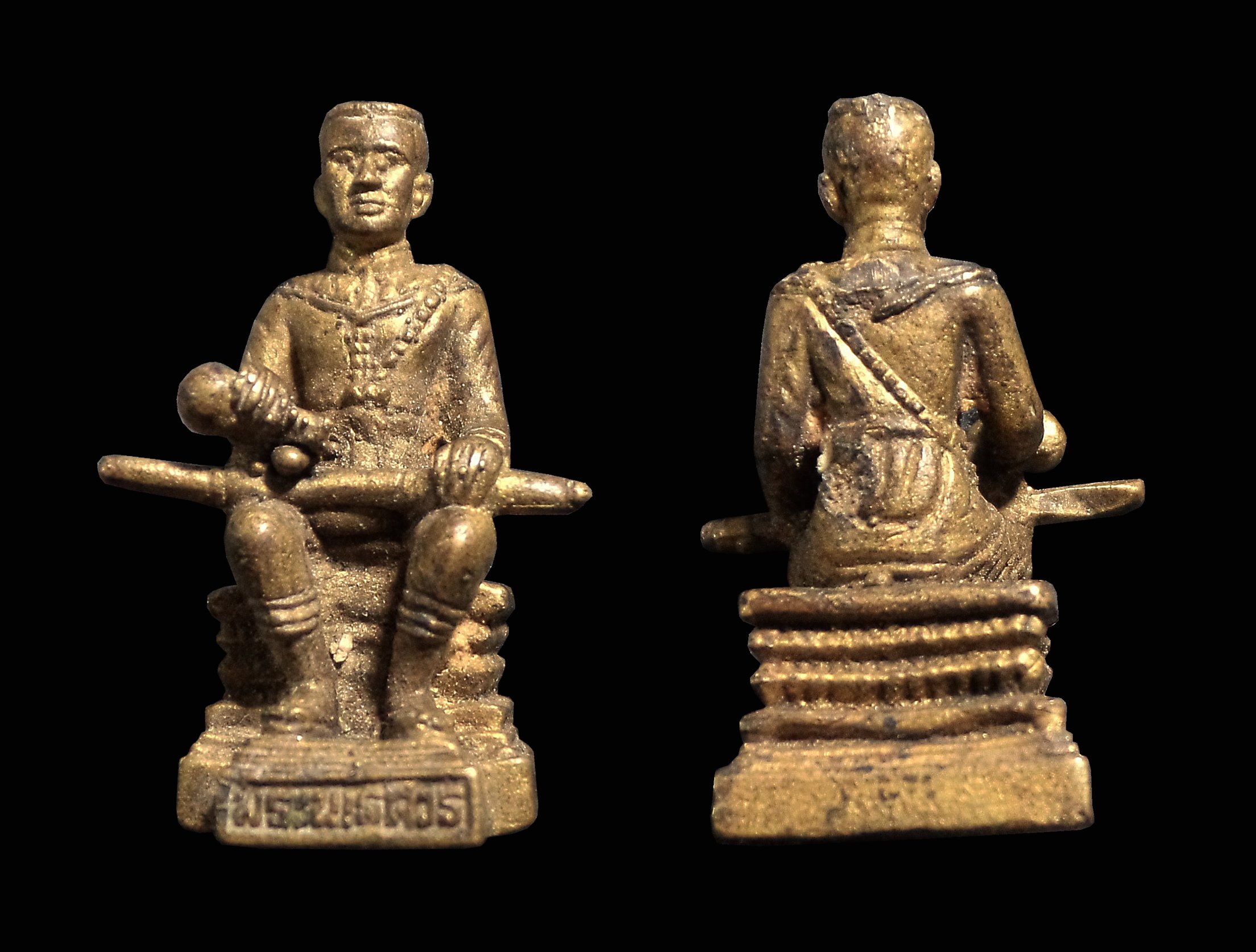 รูปหล่อสมเด็จพระนเรศวร หลั่งน้ำสิโรฑก