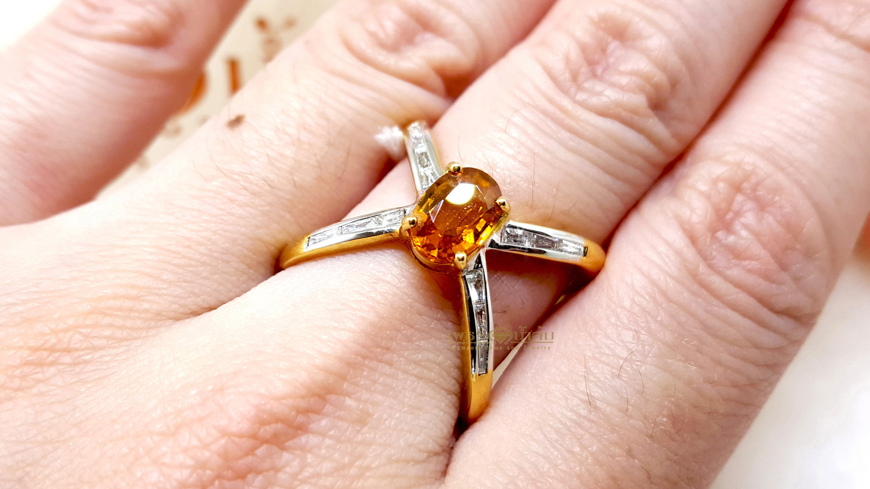 แหวนพลอยบุษราคัม Yellow Sapphire ฝังเพชรแท้ขอบข้าง น้ำงาม ทรงไขว้ สองชั้น เล่นลูกเล่นเหมือนใส่สองวงในวงเดียว บนตัวเรือนทองแท้ทั้งตัวเรือน