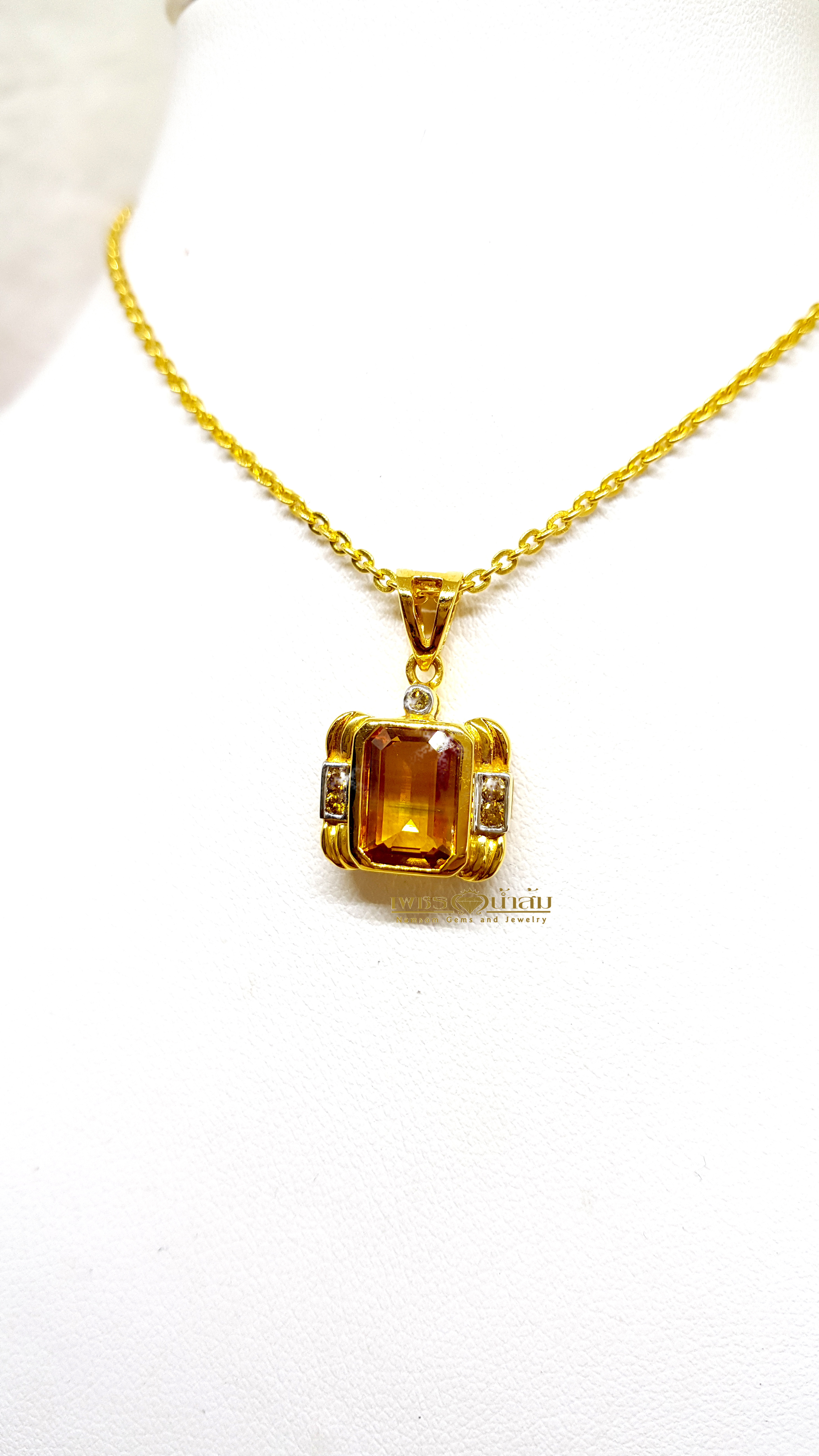 จี้พลอยบุษราคัม Yellow Sapphire ขนาดพอดี สมใส่ได้ทุกวัน เจียรเป็นทรงเหลียม คาดด้วยเพชรแท้ขอบข้าง เพื่มลูกเล่น