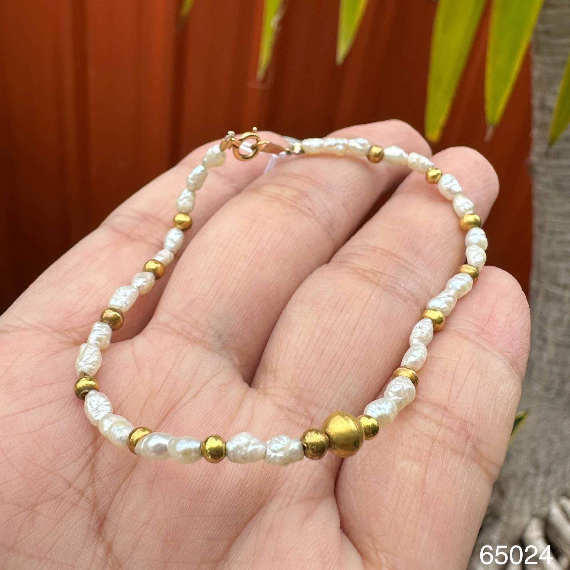 รหัส 65024 สร้อยข้อมือ มุก สีขาว คั่นเม็ดทอง รอบเส้น ทอง18K ความยาว 19.00 ซม. นน. 3.15 g