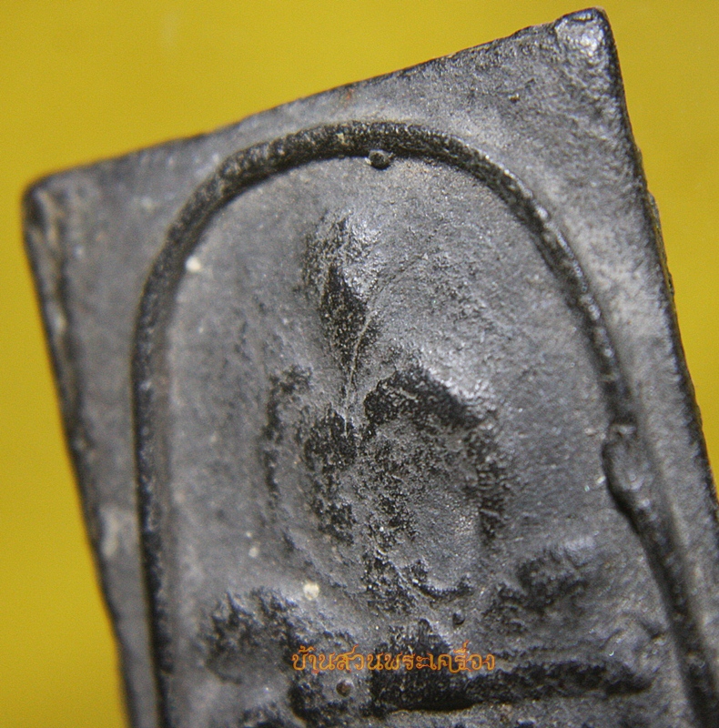พระเนื้อผงดำ เกจิอาจารย์ หลังนารายณ์ทรงครุฑ