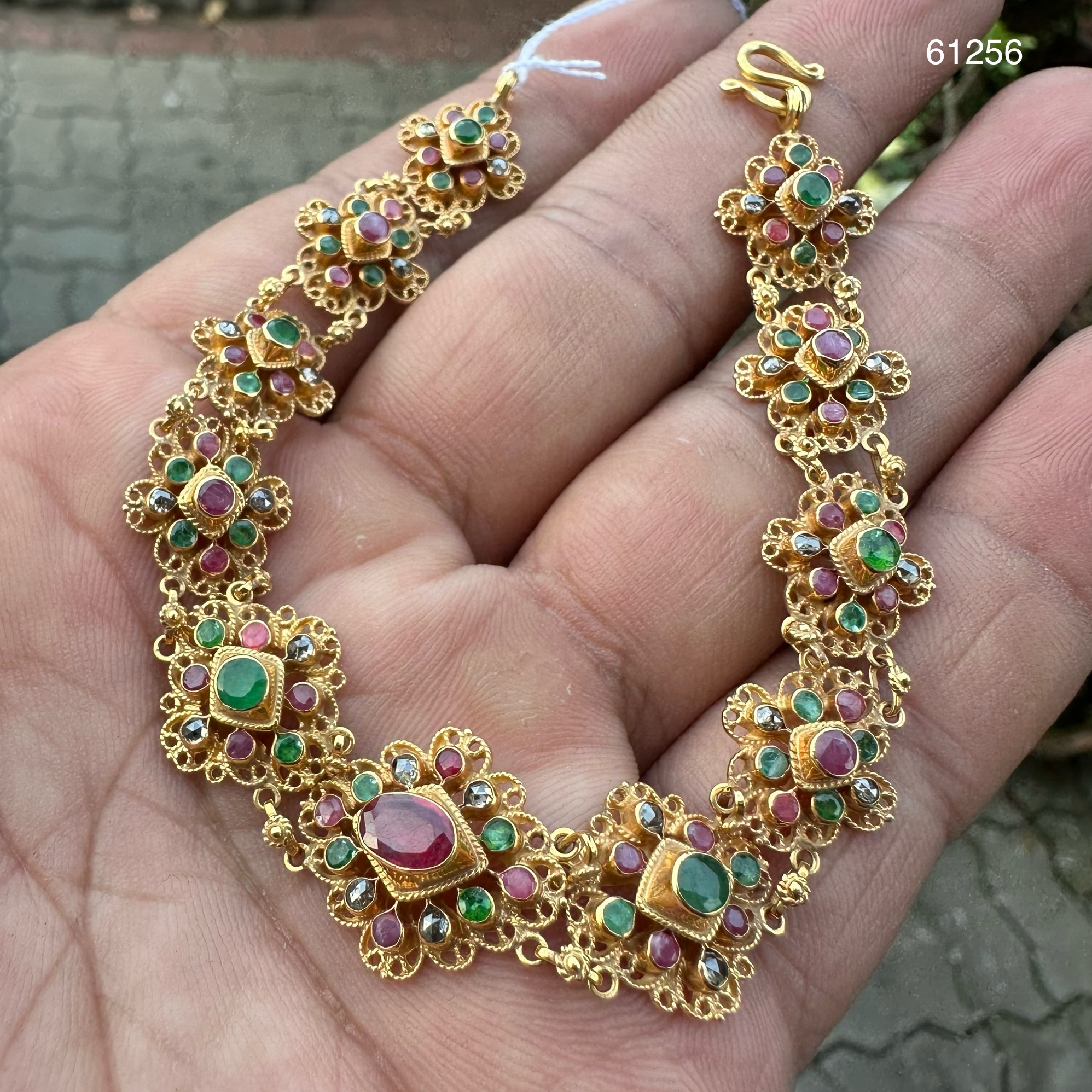 รหัส 61256 สร้อยข้อมือ 3 สี ทรงมาคีย์ ฉลุลาย ทับทิม มรกต เพชรซีก รอบเส้น ทอง90 งานสวยมาก นน. 11.03 g