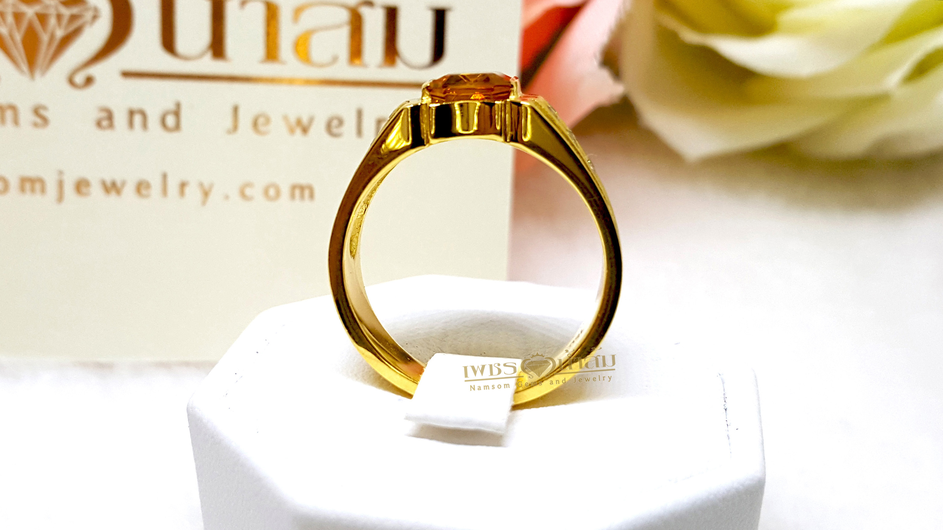 แหวนบุษราคัมน้ำงาม Yellow Sapphire ประดับฝังตกแต่งด้วยเพชรแท้เล่นลวดลาย บนตัวเรือนทองแท้ทั้งตัวเรือน