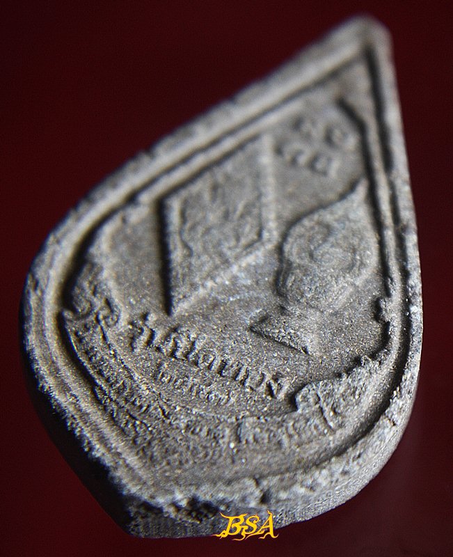 พระเนื้อว่าน พุทธชินราช รุ่นปิดทองปี47 มวลสารหลักคือทองที่ปิดองค์พระพุทธชินราชมานาน