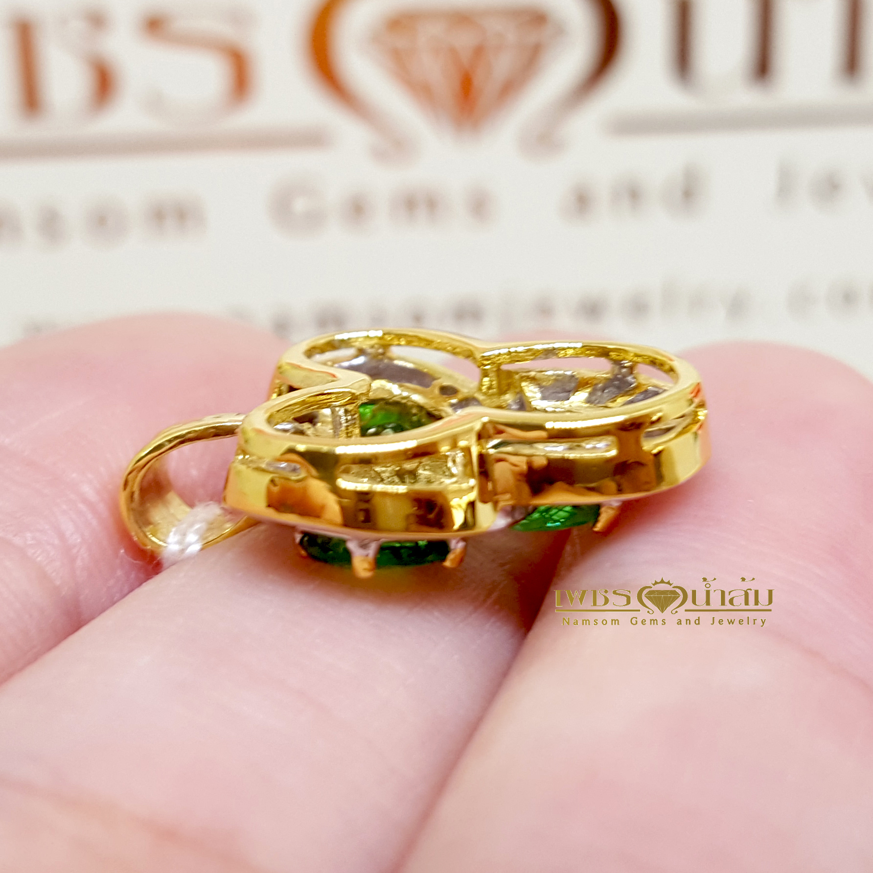 จี้พลอยซาร์โวไรท์ Tsavorite ล้อมเพชร สีสดใสหยอกเอินทุกสายตาให้หันมามอง