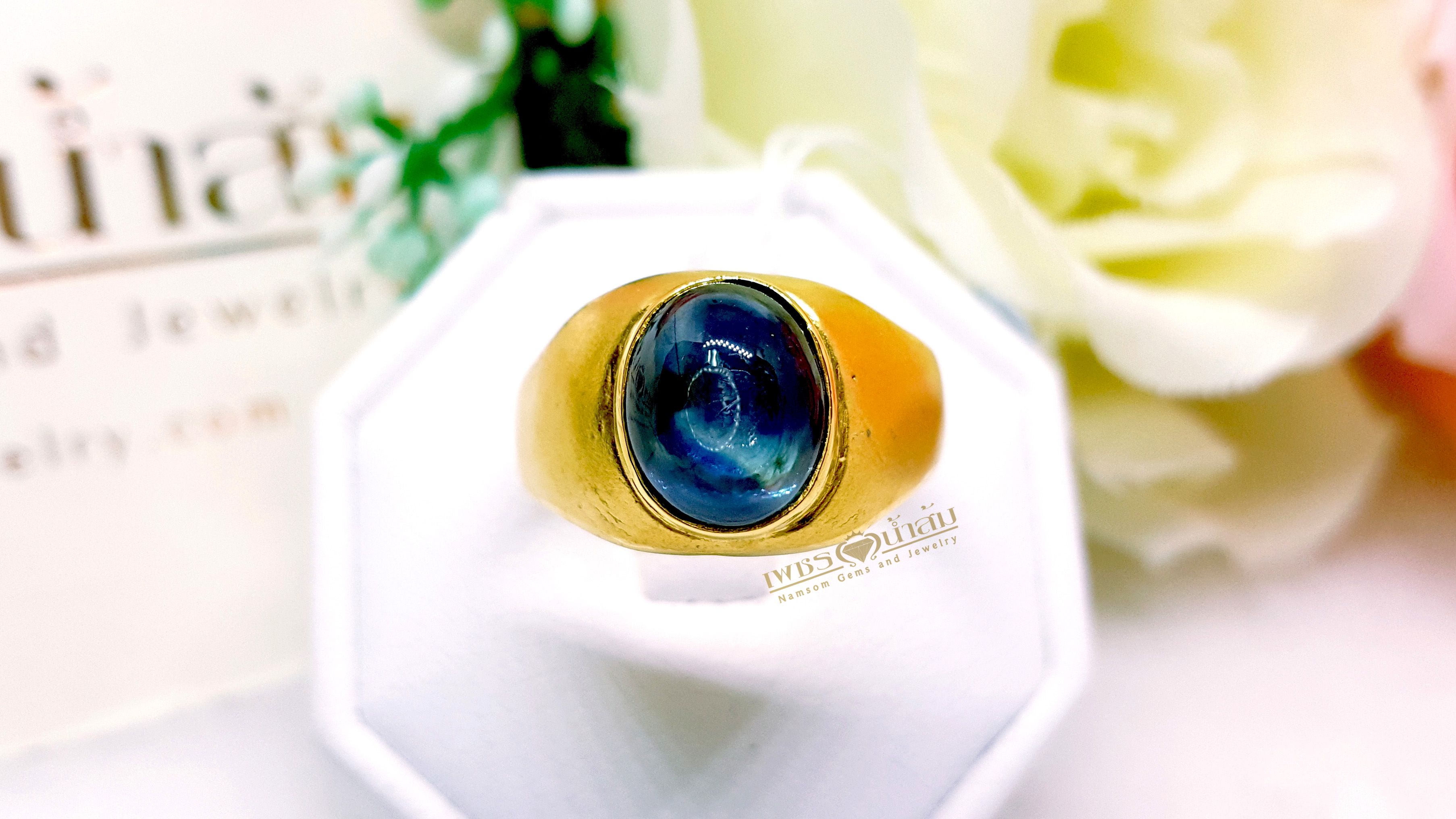 แหวนพลอย ไคยาไนต์(Kyanite) สีน้ำเงิน เจียรเหลี่ยมคาบาชอน ทรงเรียบง่าย ส่วมใส่ได้ทุกวัน บนตัวเรือนทองแท้ทั้งตัวเรือน