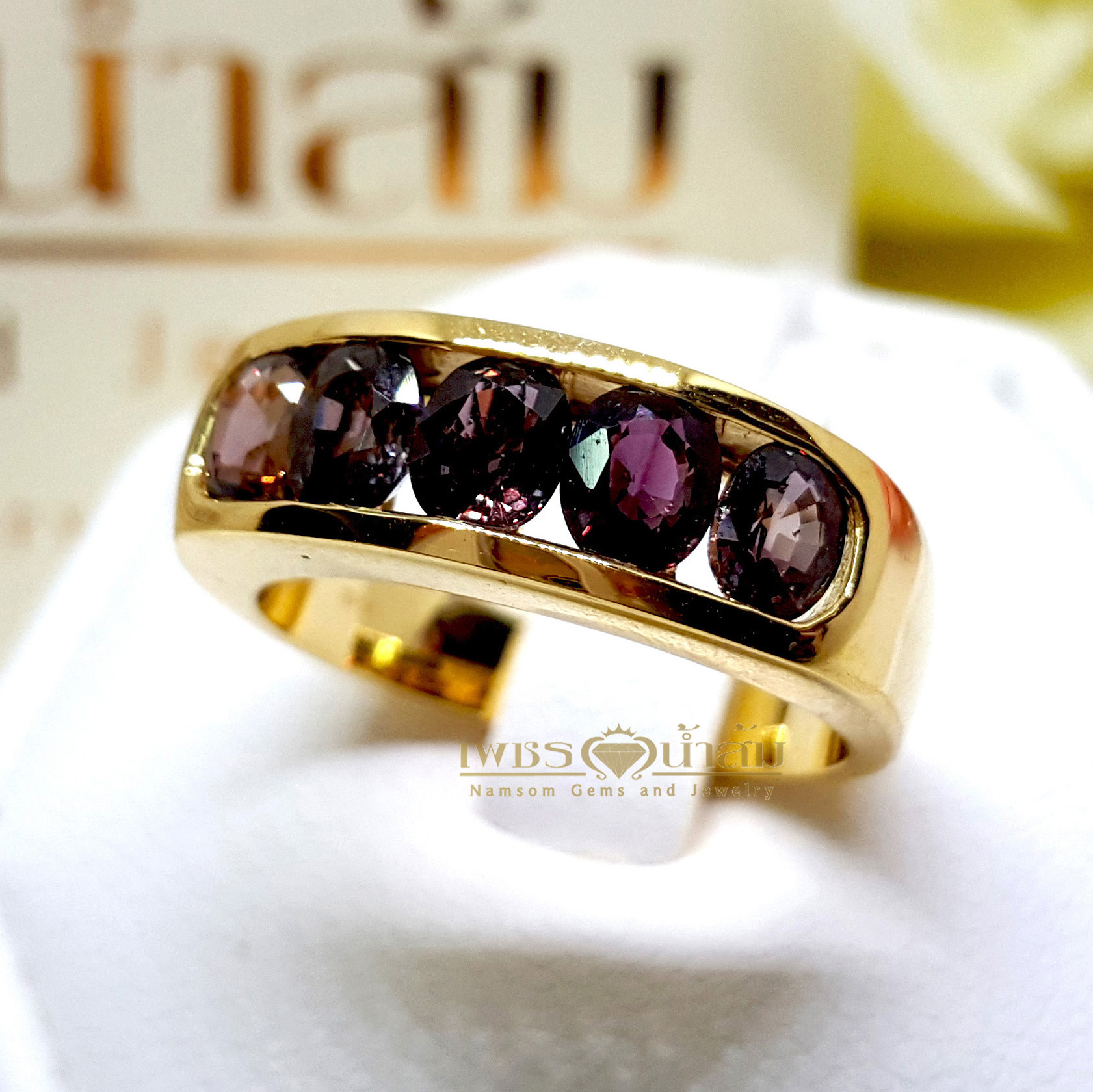 แหวน Violet Sapphire ซัฟฟายสีไวโอเลตเจียรเหลียมเพชรฝังหนีบทรงปอกมี บนตัวเรือนทองแท้ทั้งตัวเรือน