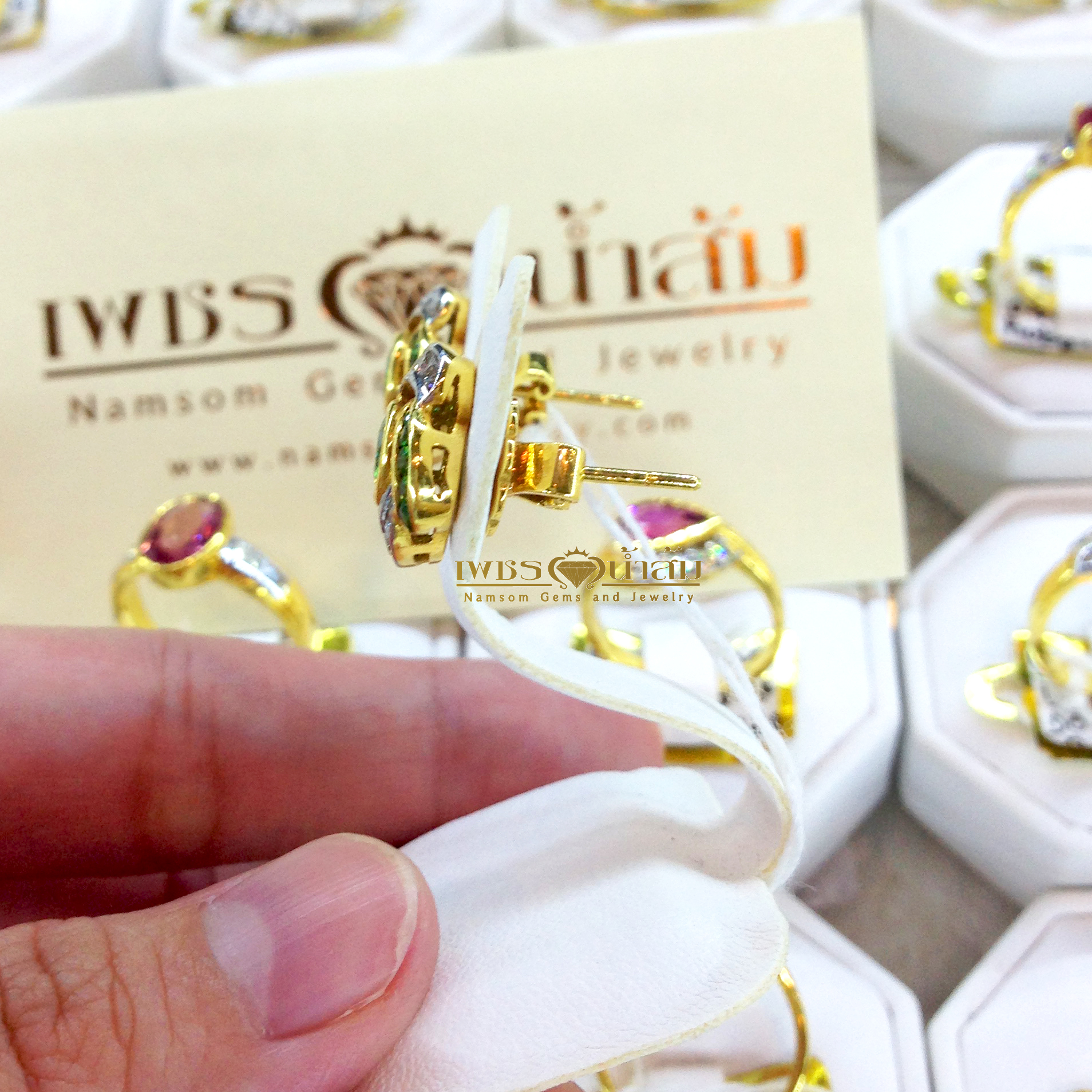 ต่างหูยเพชรแท้ น้ำ98 ทรงดอกไม้ ขยับตามผู้ส่วมใส่ เพชรแท้รวมทั้งหมด 32 เม็ด บนตัวเรือนทองแท้ 22K ทั้งตัวเรือน
