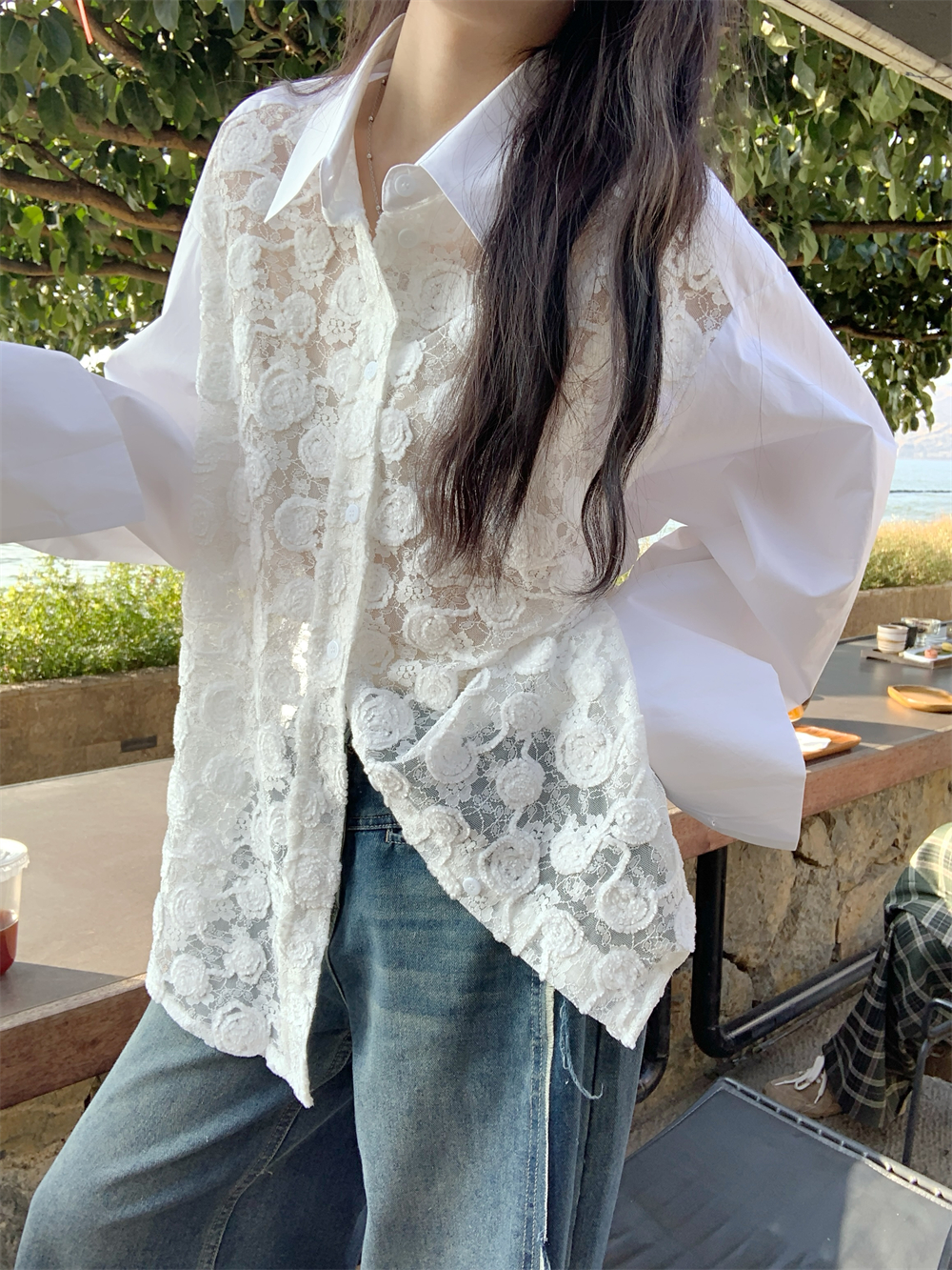 P30462 เสื้อเชิ้ตทรงโอเวอร์ไซส์ ผ้าฝ้ายผสมคอทตอนเนื้อดี สีขาว ชิ้นหน้าผ้าลูกไม้
