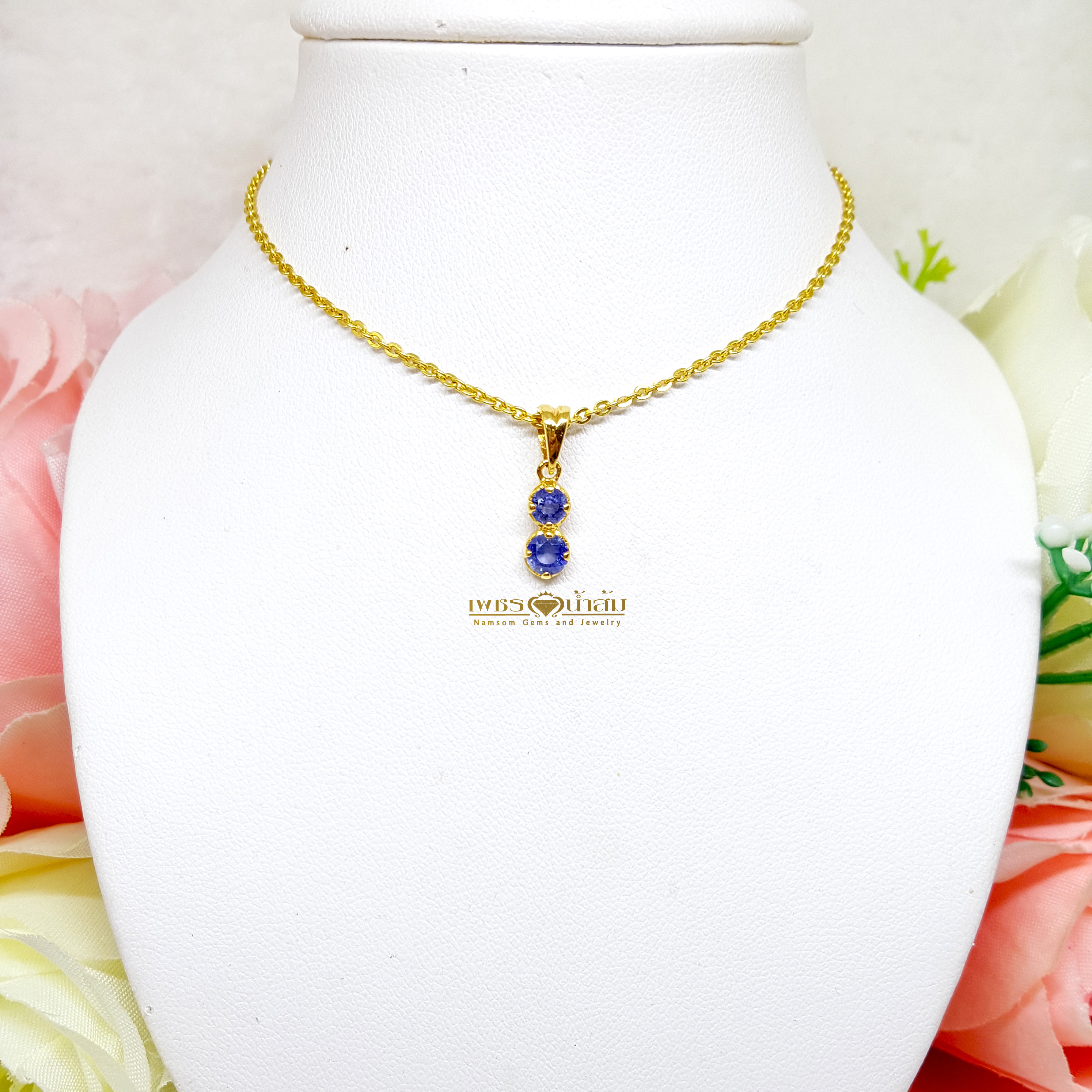 จี้พลอยไพลิน Blue Sapphire ประดับขั้นด้วยเพชรแท้ เรียงร้อยสลับเป็นแถว ดีไซน์ Minimal ดูเรียบง่าย น่ารัก