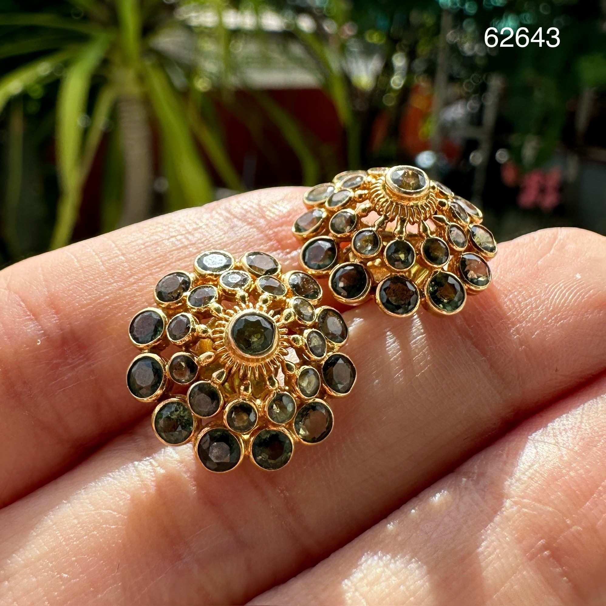 รหัส 62643 ต่างหู เขียวส่อง จันทบุรี ทรงพุ่ม ทอง90 งานสวย น่าสะสม นน. 3.71 g