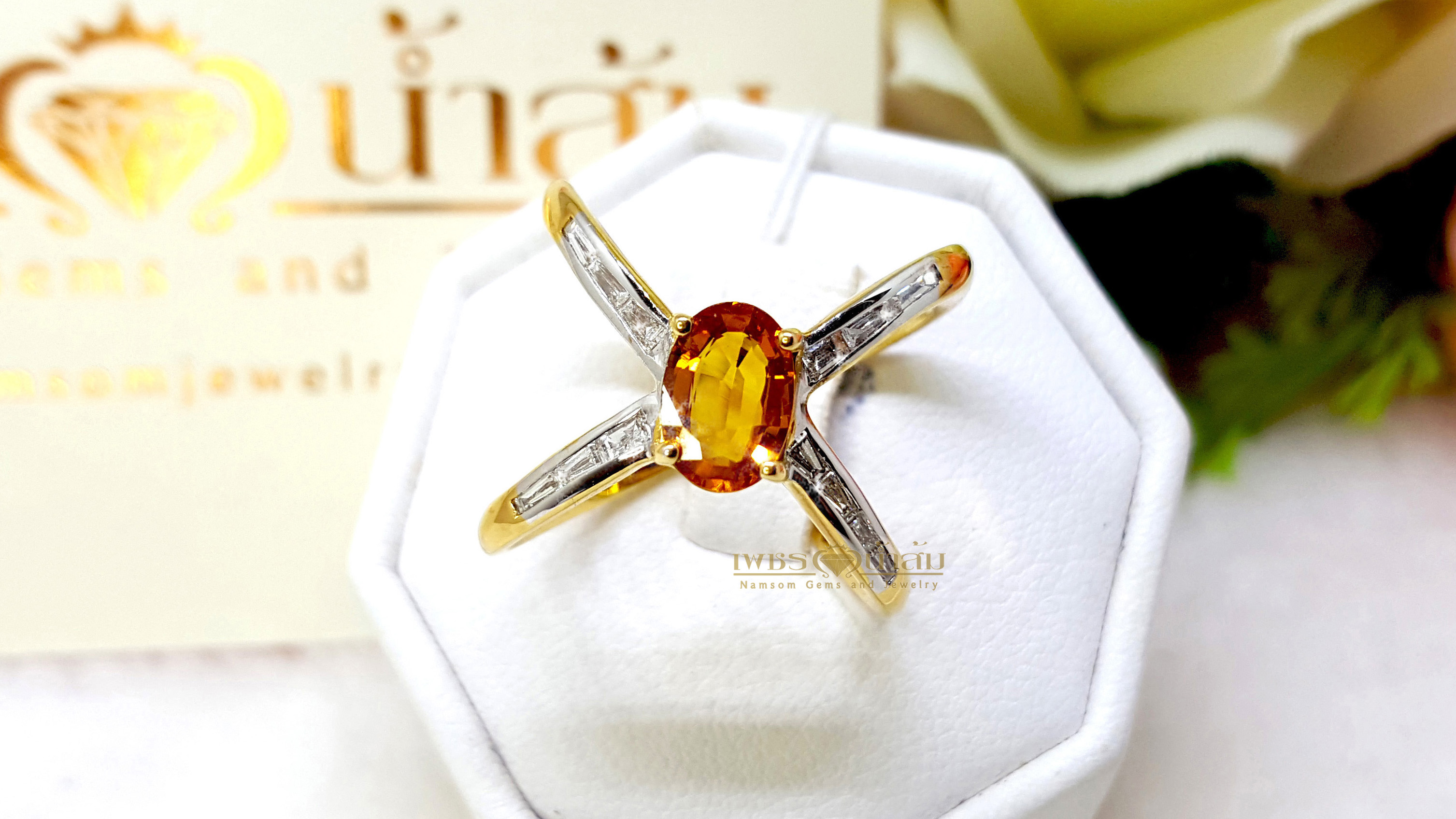 แหวนพลอยบุษราคัม Yellow Sapphire ฝังเพชรแท้ขอบข้าง น้ำงาม ทรงไขว้ สองชั้น เล่นลูกเล่นเหมือนใส่สองวงในวงเดียว บนตัวเรือนทองแท้ทั้งตัวเรือน