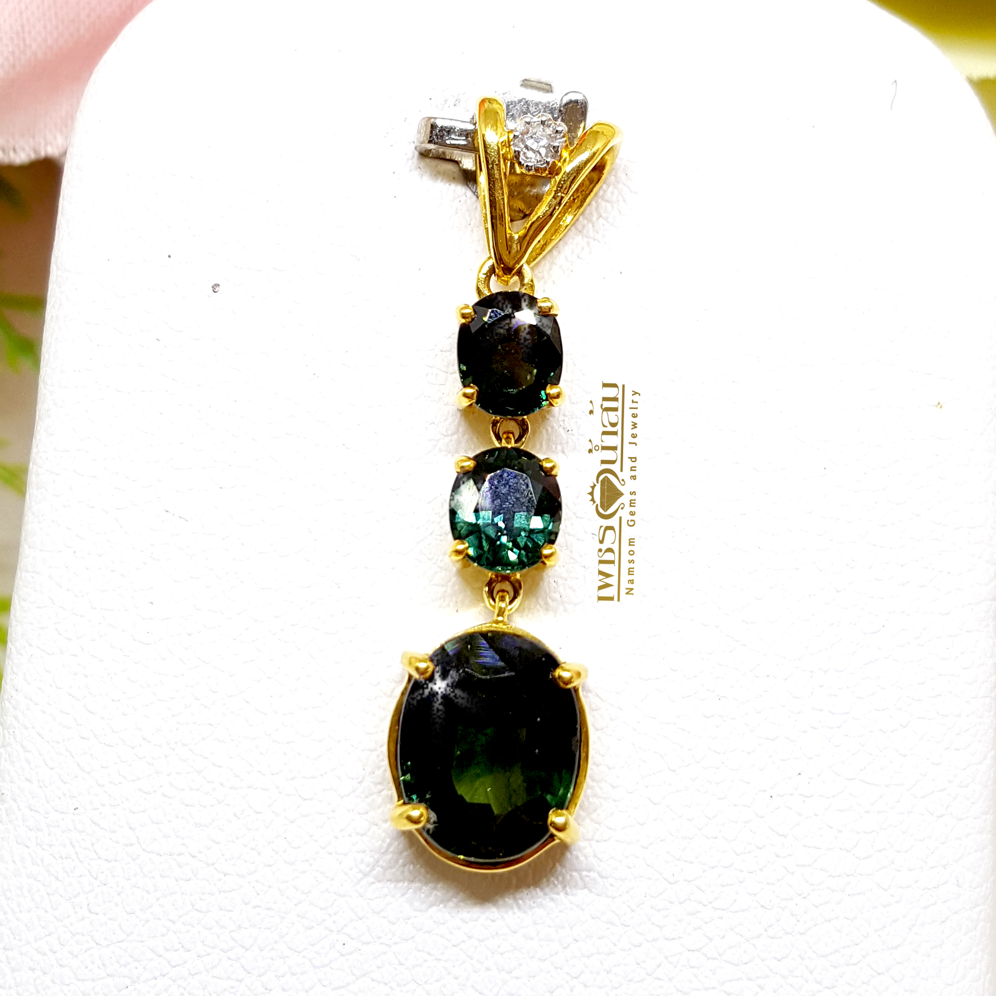 จี้พลอยเขียวส่อง Green Sapphire ระย่าตุ้งติ้งทากการเครื่อนไหว หยอกอินทุกสายตาให้หันมอง