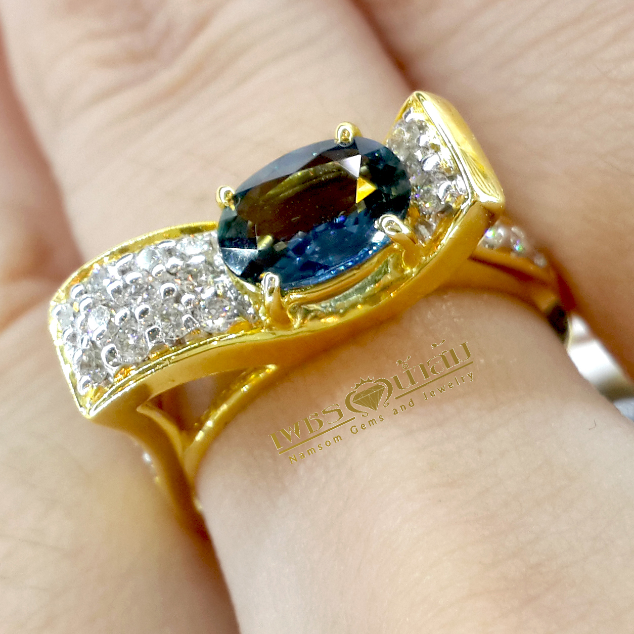 แหวนพลอยไพลิน Blue Sapphire สีเข้มสวย เล่นลูกเล่นทรงคลื่นประดับฝังด้วยเพชรแท้ น้ำงาม บนตัวเรือนทองแท้ทั้งตัวเรือน