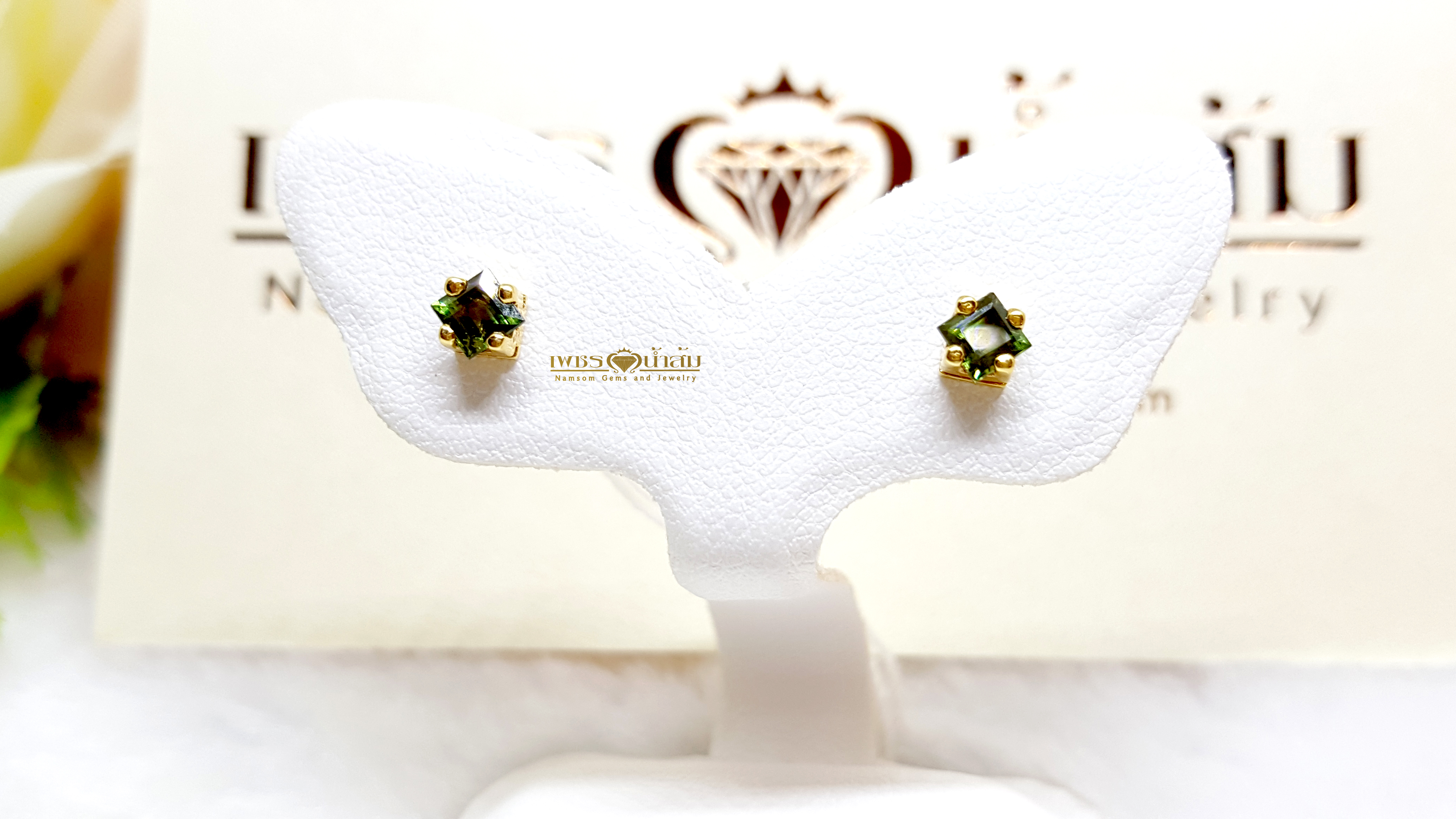 ต่างหูพลอยเขียวส่อง Green Sapphire เจียรทรงเหลี่ยม สีสวย เรียบง่ายสวมใสได้ทุกวัน