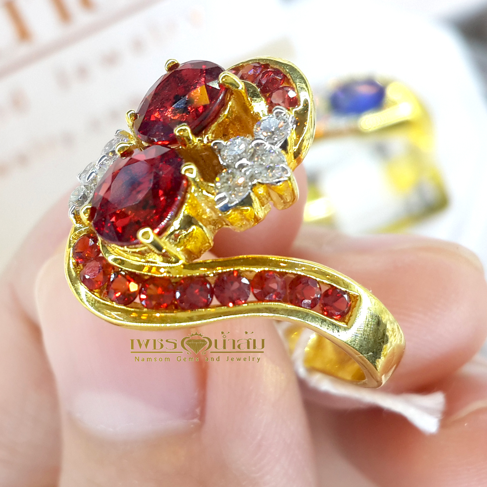 แหวนพลอยทับทิม Ruby เนื้องาม สีแดงสด ประดับทรงไขว้ฝังหนีบด้วยทับทิม สีสวย ตกแต่งขั้นด้วยเพชรแท้ เพิ่มลูกเล่น บนตัวเรือนทองแท้ทั้งตัวเรือน