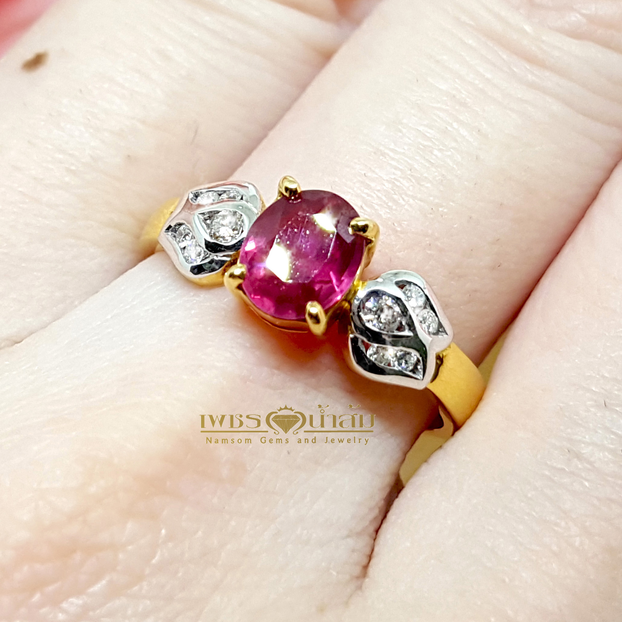 แหวนพลอยทับทิม Ruby สีเลือดนก ทรงหวานประดับตกแต่งด้วยเพชรแท้เป็นทรงใบไม้ไขว้ลายไทย บนตัวเรือนทองแท้ทั้งตัวเรือน