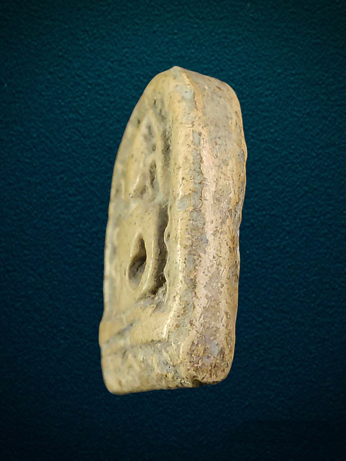 พระซุ้มกอ พิมพ์ใหญ่ มีกนก กรุวัดพิกุล กำแพงเพชร เนื้อดิน “มีกูแล้วไม่จน”