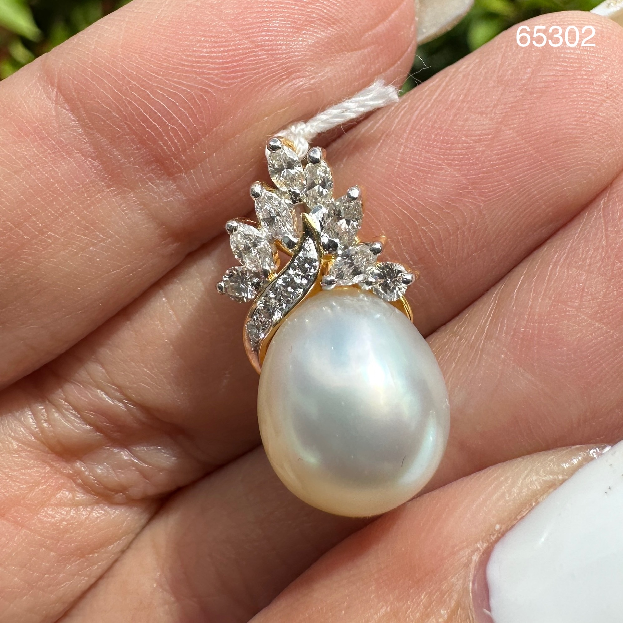 รหัส 65302 จี้ มุก South sea สีขาว 10.9 มิล ฝังเพชร 6/0.14 ct เพชรมาคีย์ 7/0.45 ct ทอง90 นน. 3.90 g