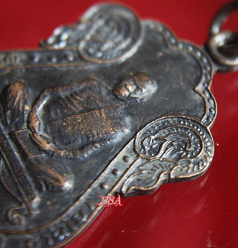 เหรียญเสมาหลวงพ่อพุธ ฐานิโย วัดป่าสาลวัน ปี2535 (7)