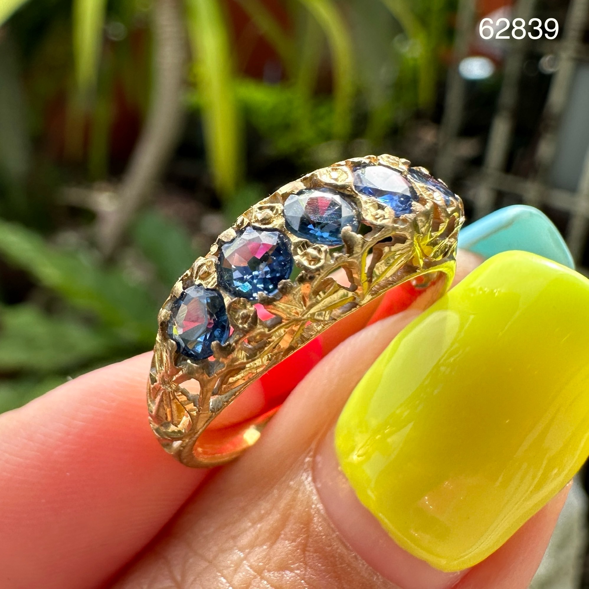 รหัส 62839 แหวน ไพลิน กาญจนบุรี ฉลุลายตำลึง ทอง90 ขนาด 53 หลุดจำนำ งานสวยมาก นน. 3.28 g