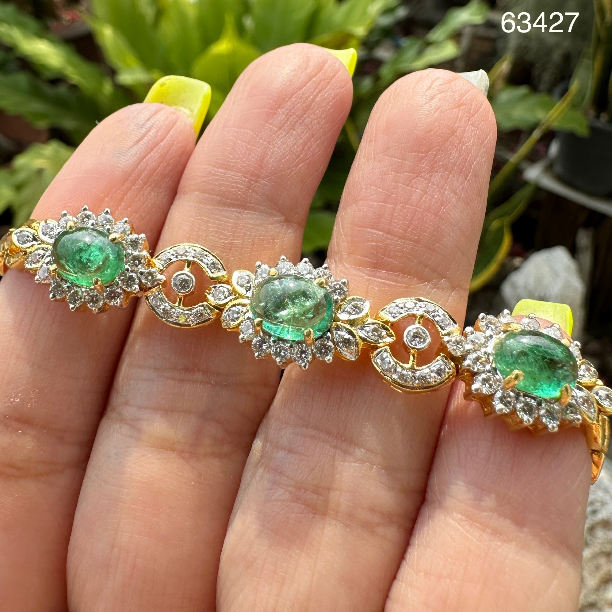 รหัส 63427 สร้อยข้อมือ มรกต แซมเบีย 3/3.60 ct ล้อมเพชร 66/1.20 ct ทอง18K ความยาว 16.50 ซม. พร้อม Cert. นน. 18.5