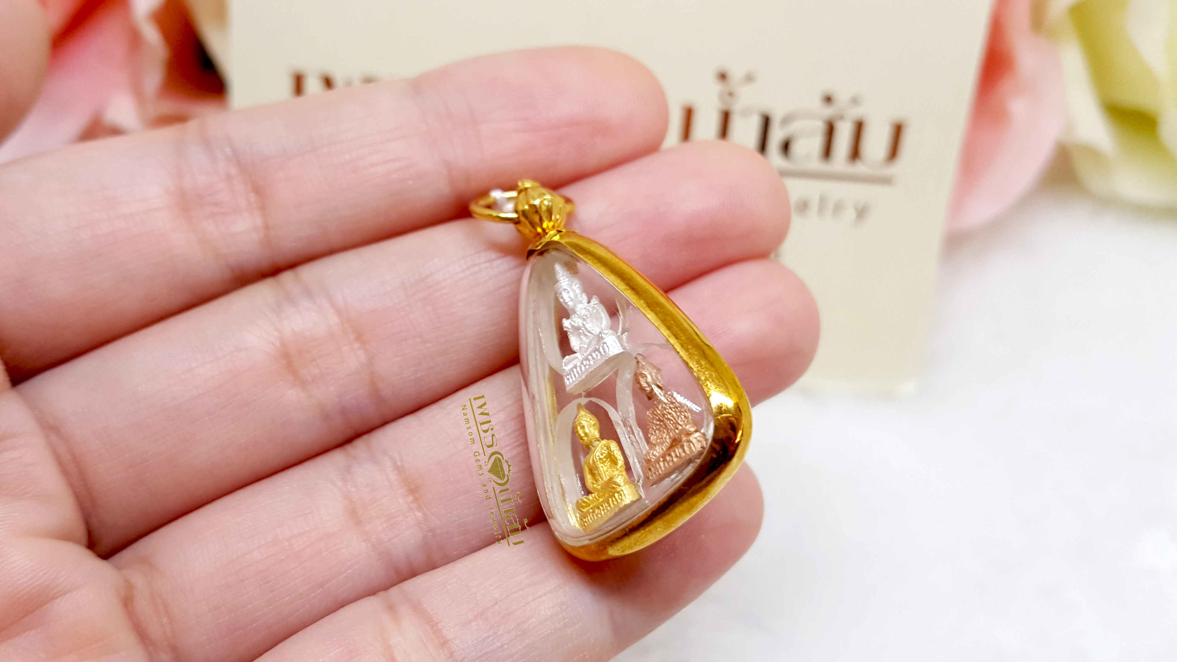 จี้พระแก้วมรกต เลี่ยมทอง ประกอบไปด้วยพระเงิน พระทอง พระนาค