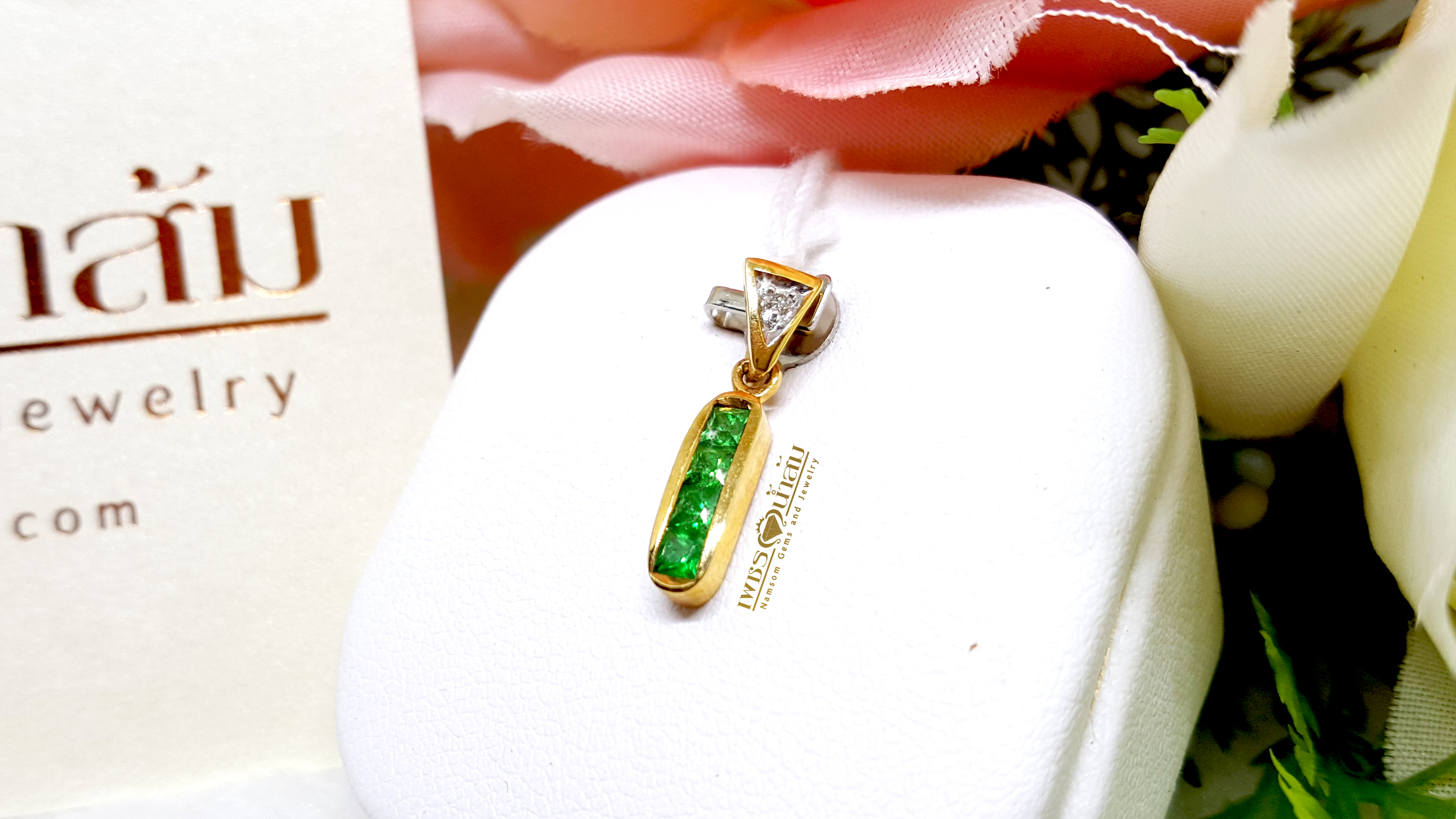จี้พลอยซาร์โวไรท์ Tsavorite ล้อมเพชร สีสด ชิ้นเล็กน่ารักสดใส